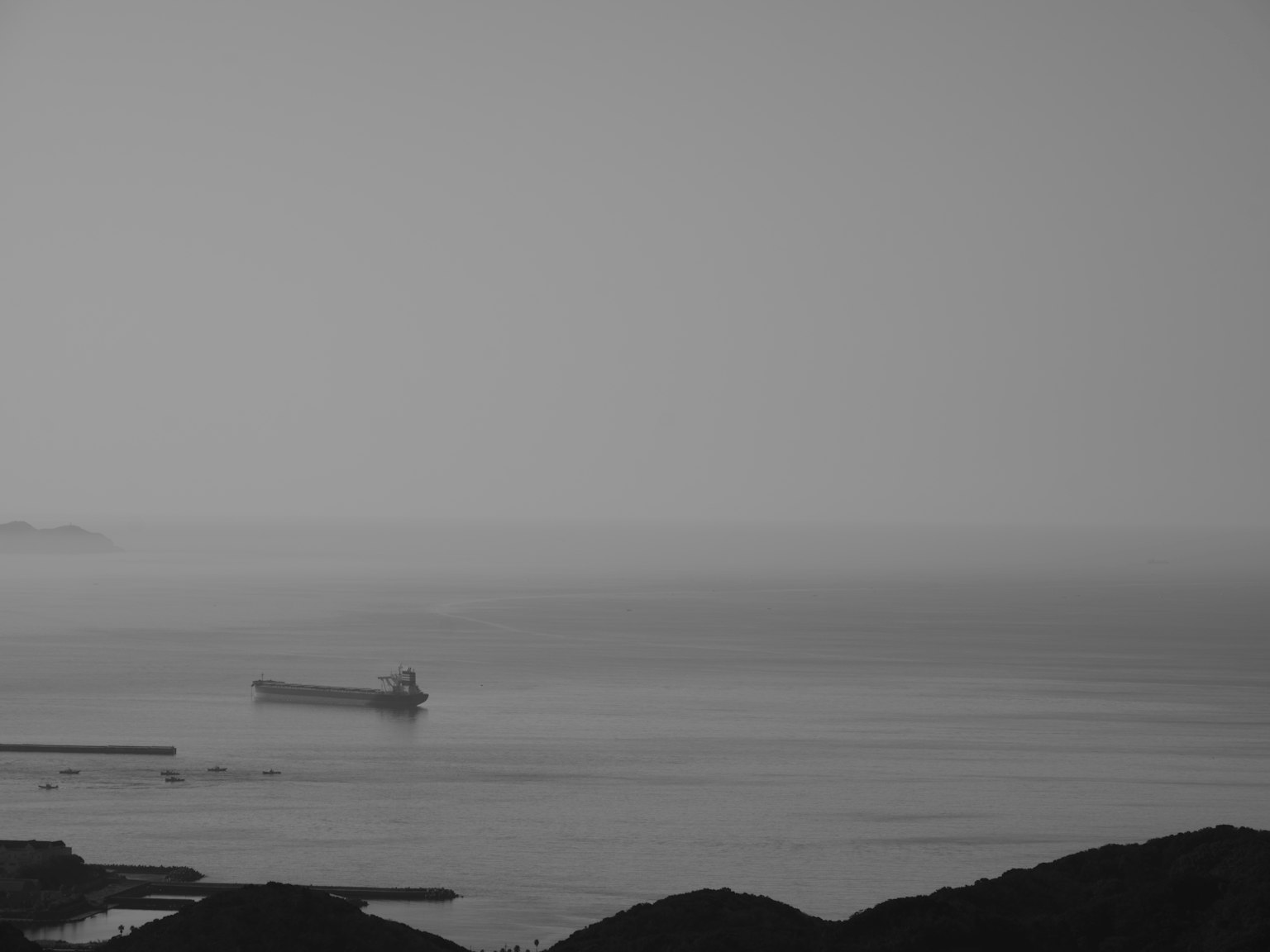 黑白海景上漂浮着一艘船