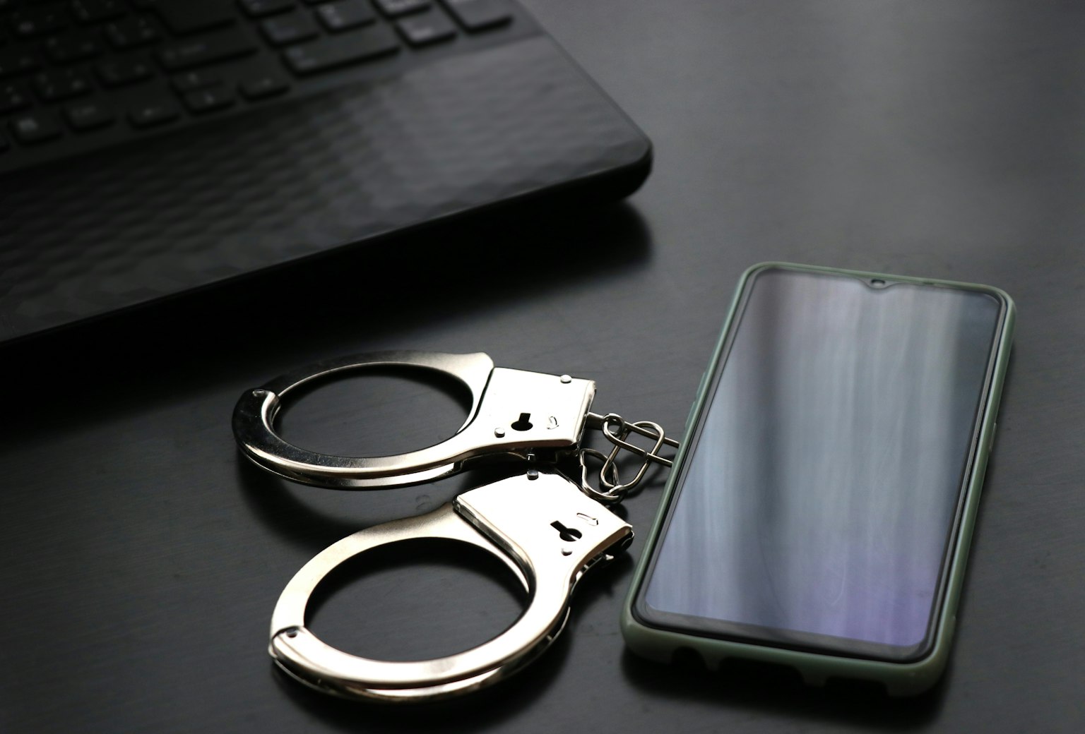 Manette e smartphone posati su una superficie nera