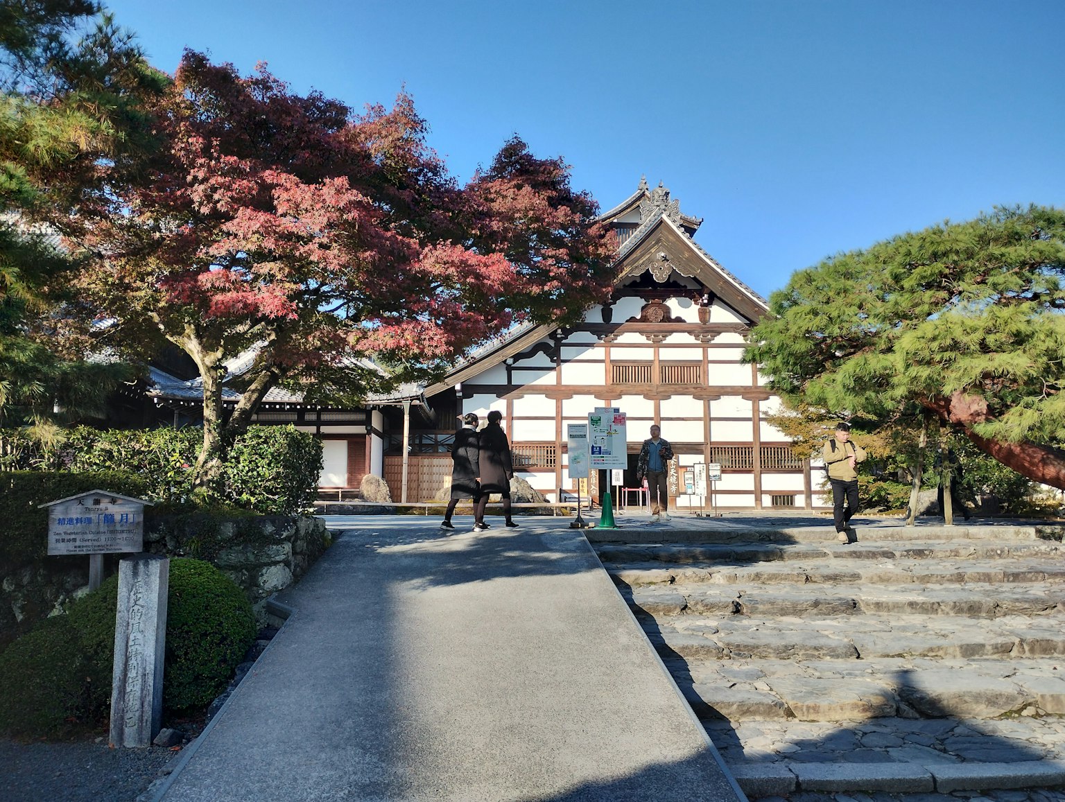 Edificio japonés tradicional rodeado de follaje otoñal