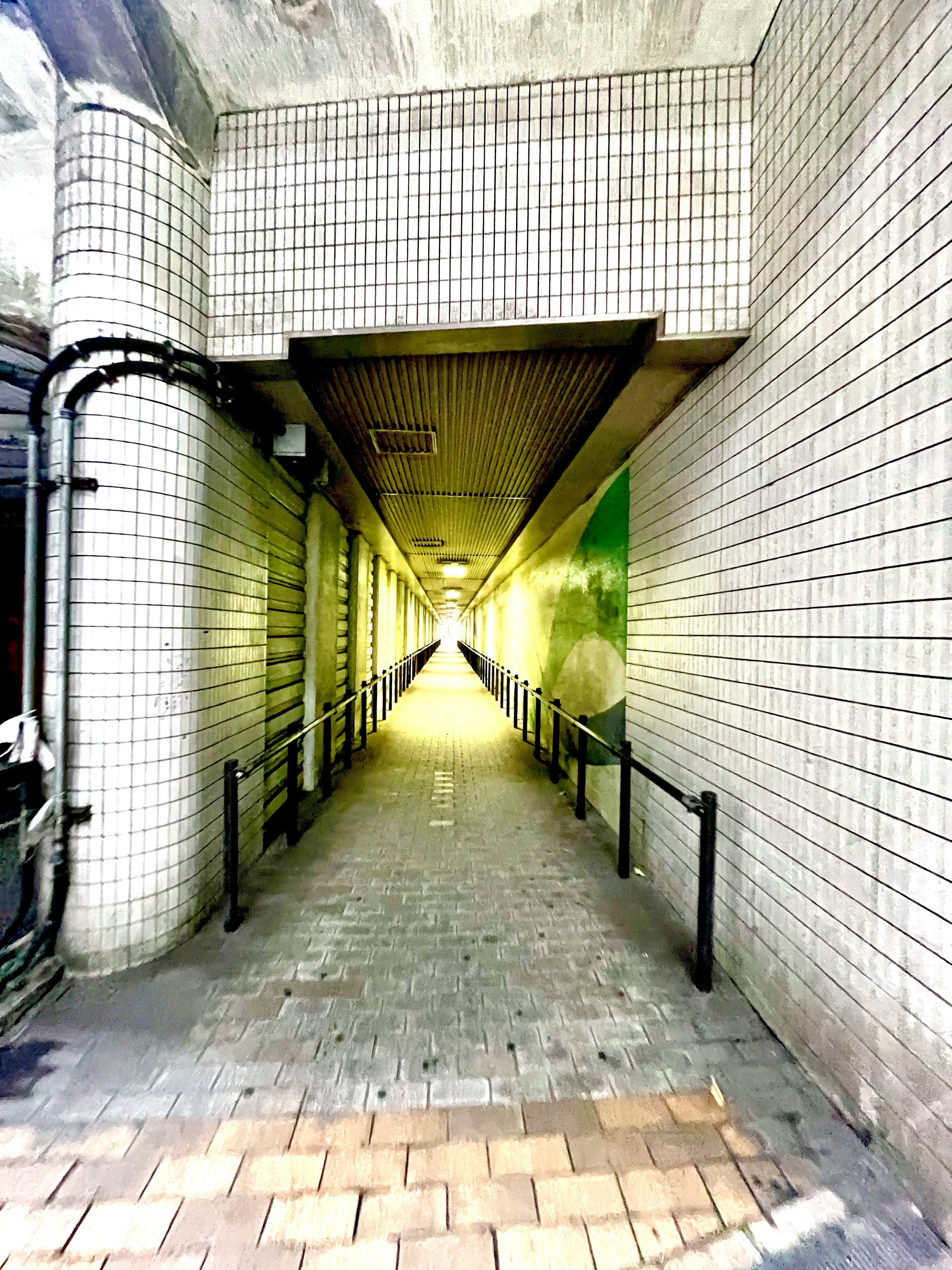 真實連通通道的深遠透視走廊