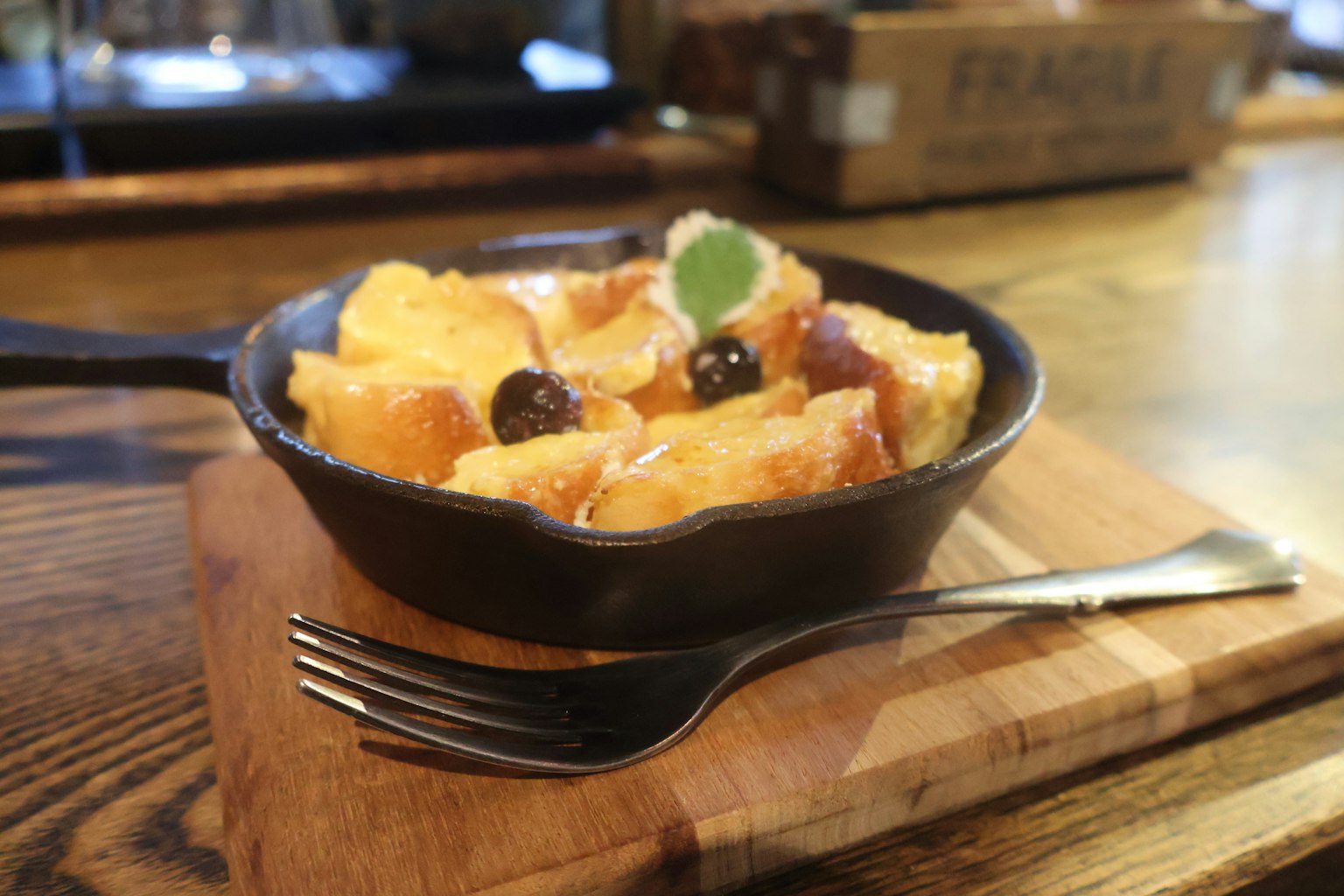 黒いスキレットに盛られたフレンチトーストとフルーツのデザート