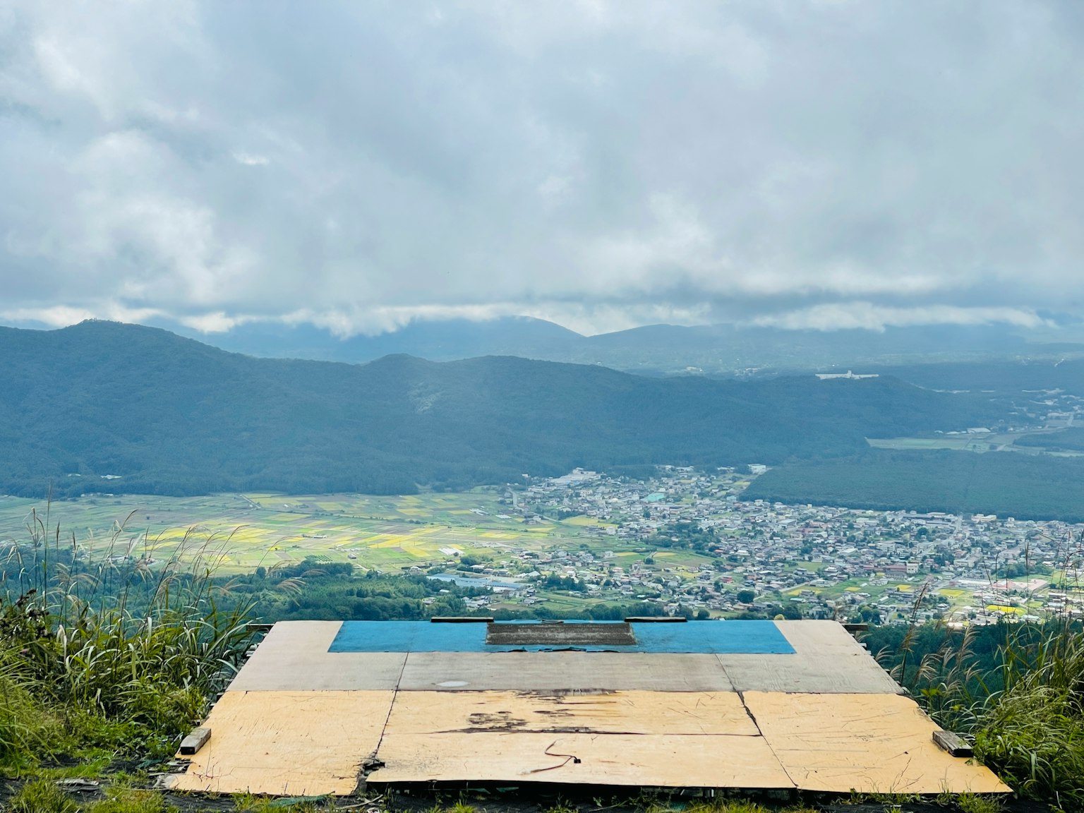 Vista panoramica da un punto di vista su una montagna che sovrasta una città e un paesaggio lussureggiante