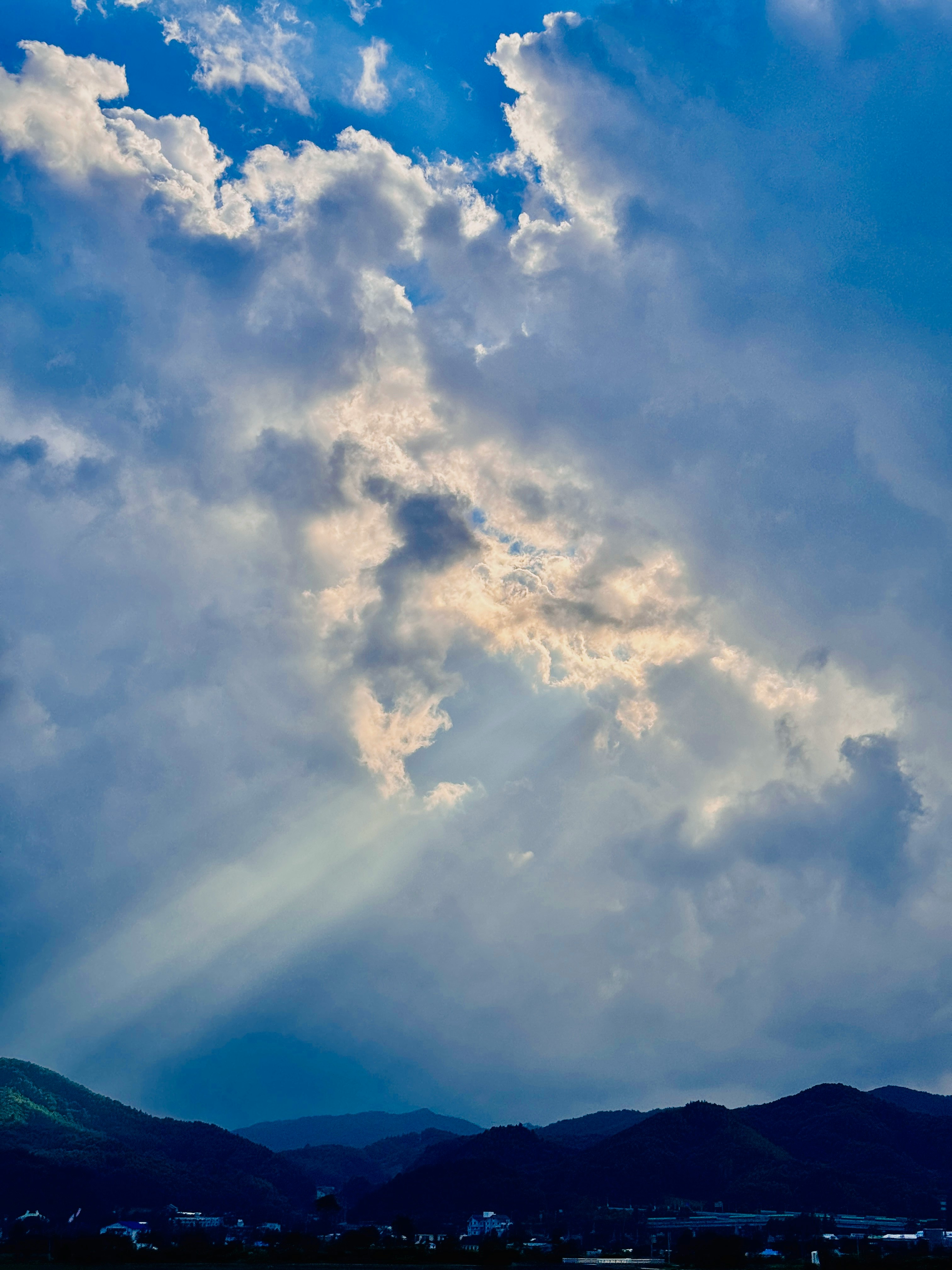 山並みを望む青空に浮かぶ雲の風景