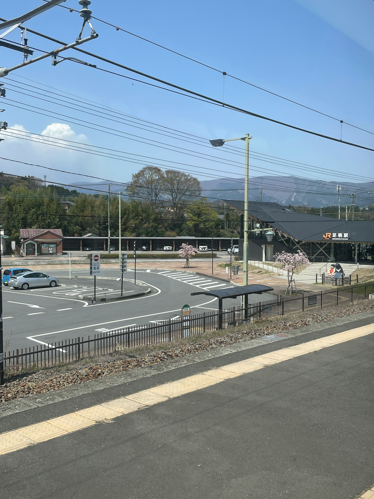 火车站附近的停车场和道路景观