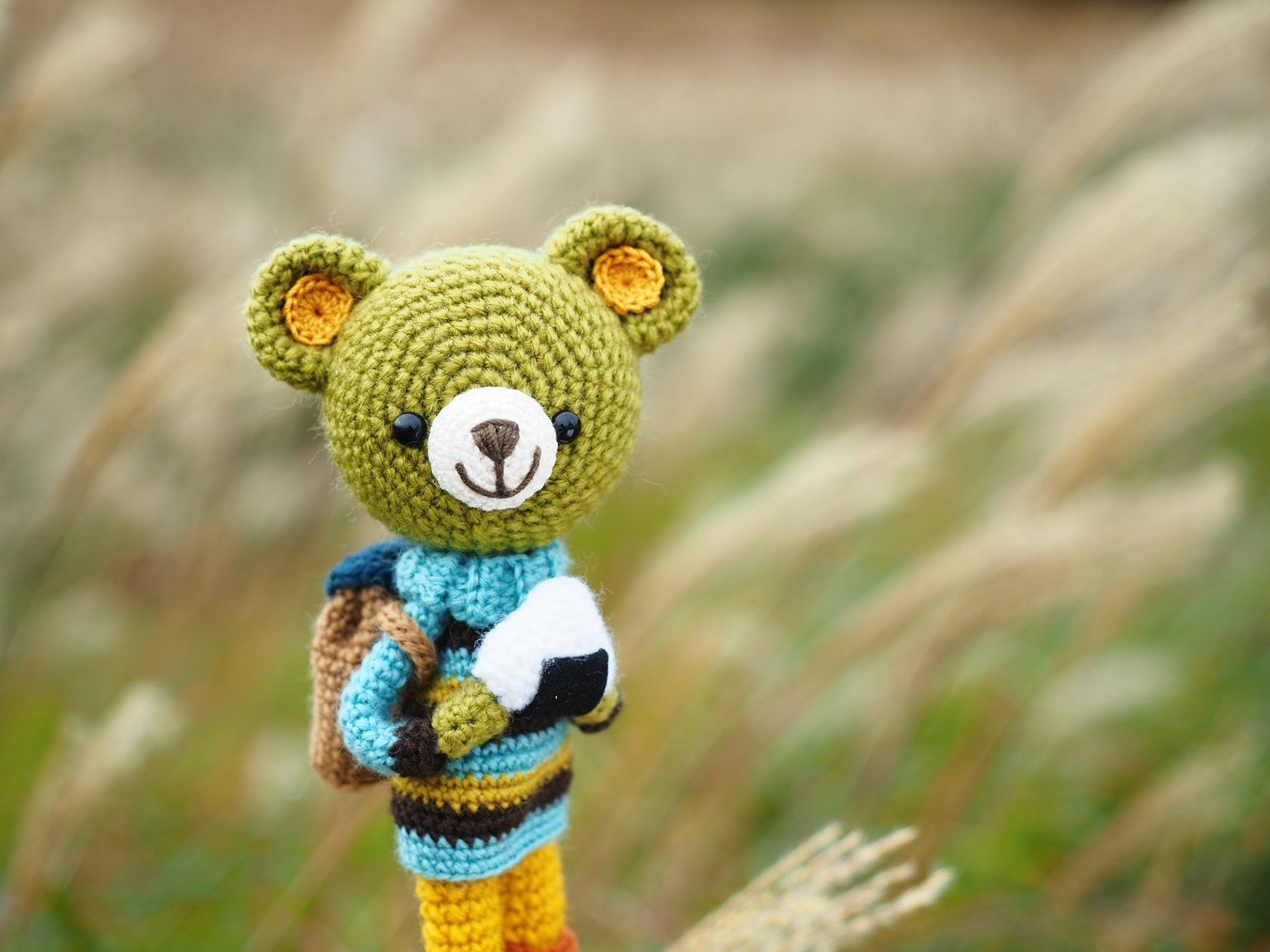 Personnage en crochet d'ours portant une tenue bleue