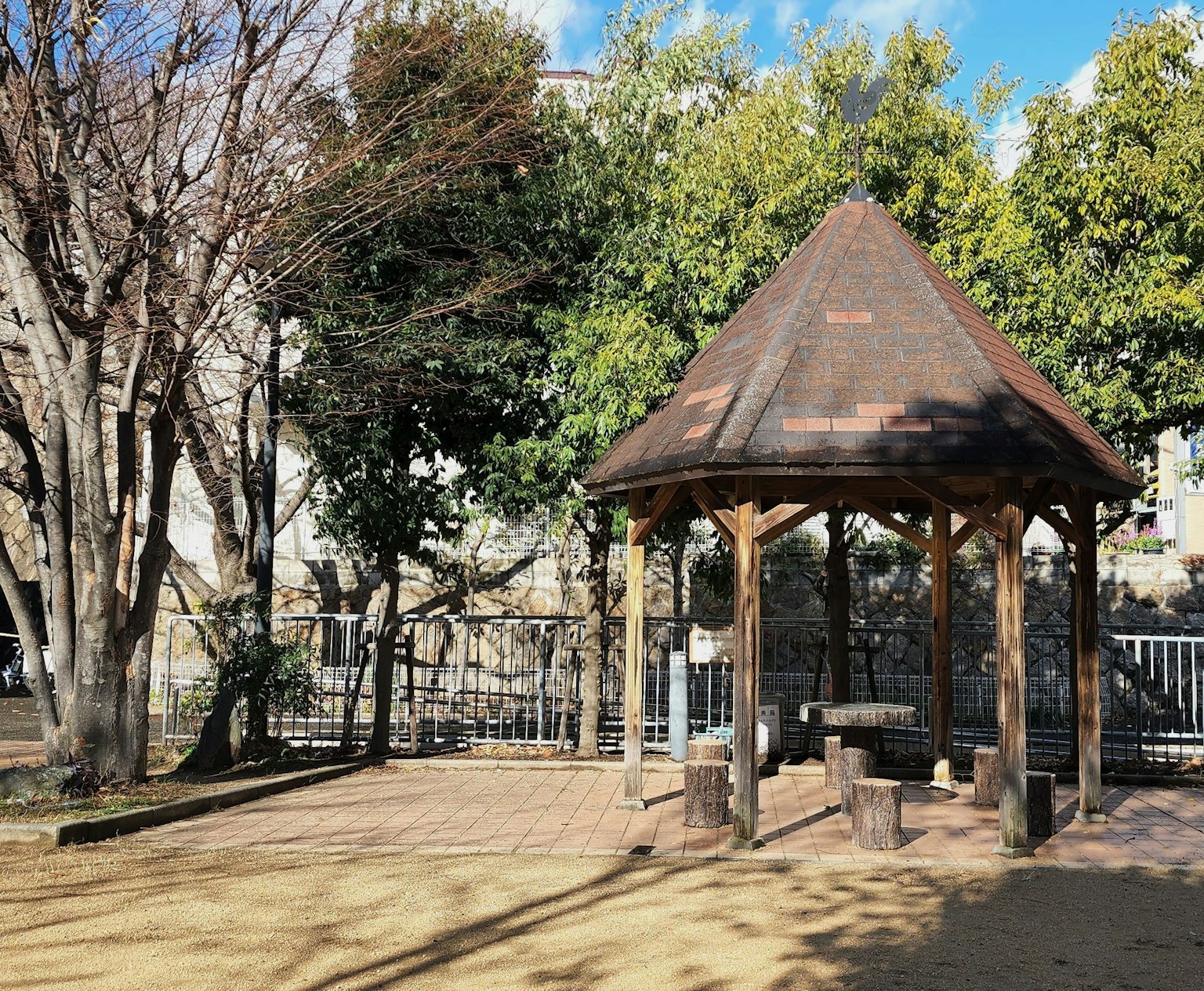 Pavillon en bois dans un parc entouré d'arbres