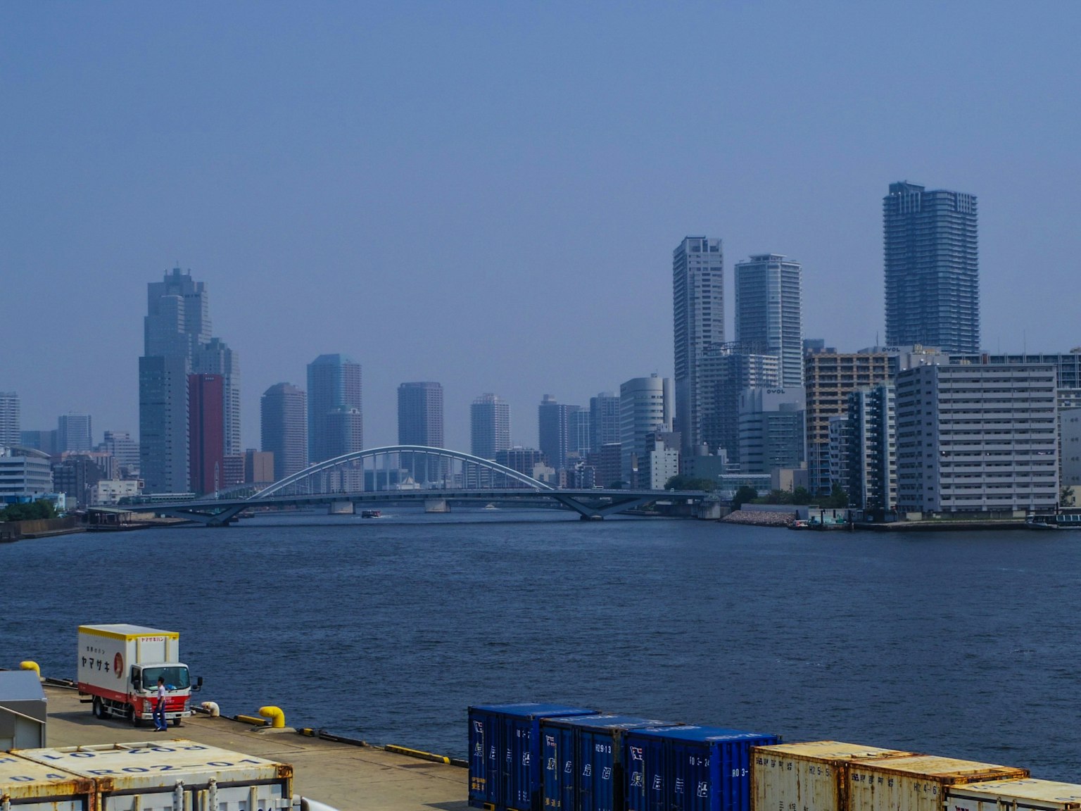 Blick auf die Skyline von Tokio mit Wolkenkratzern und Fluss