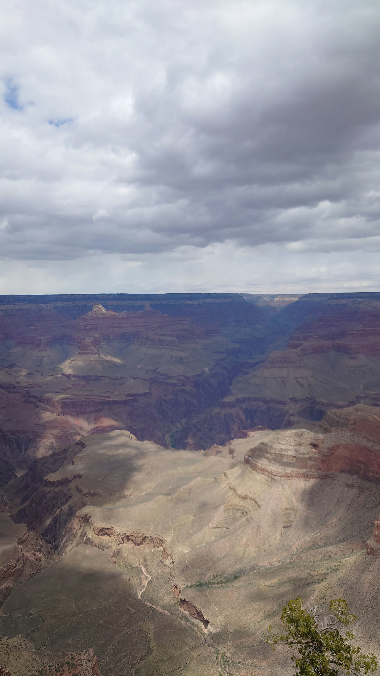 Khung cảnh rộng lớn của Grand Canyon với bầu trời nhiều mây