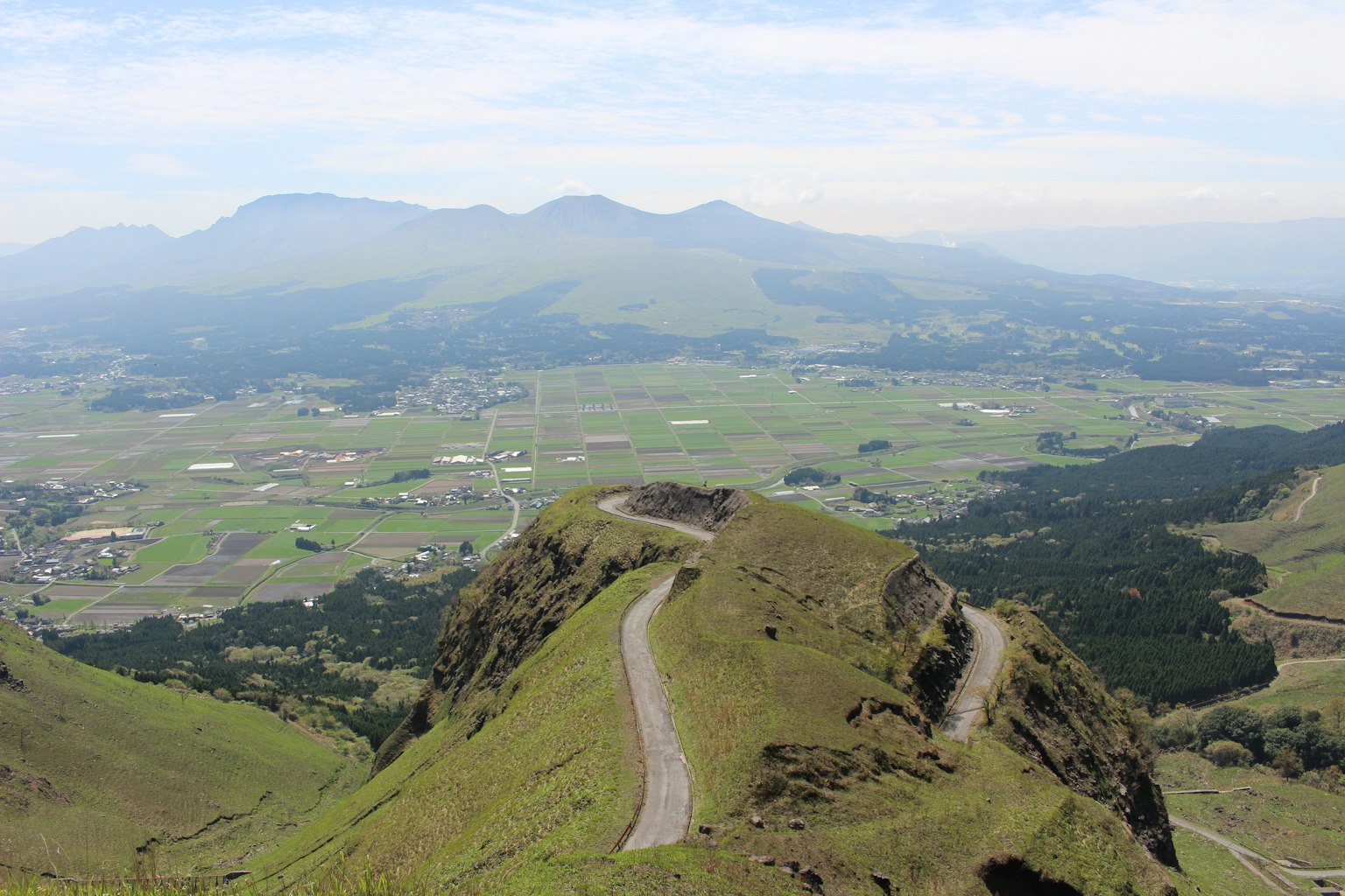 山脈和綠色山谷的風景
