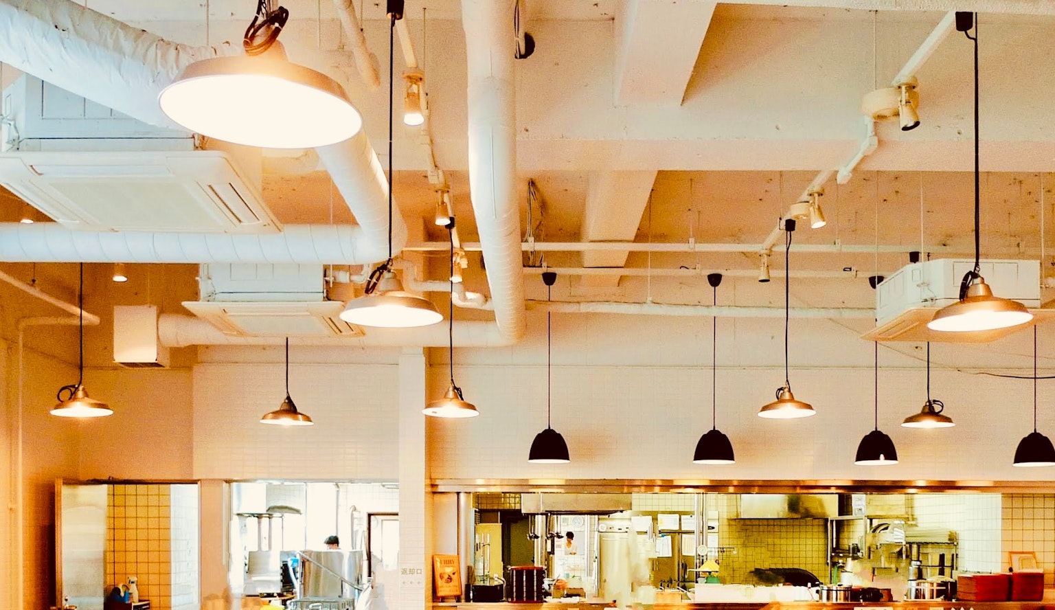 Interno di caffè moderno con illuminazione luminosa e spazio aperto
