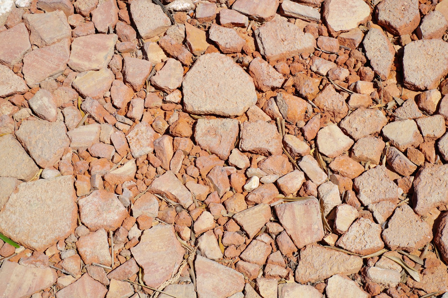 Textura de suelo cubierto de piedras rojizas dispersas