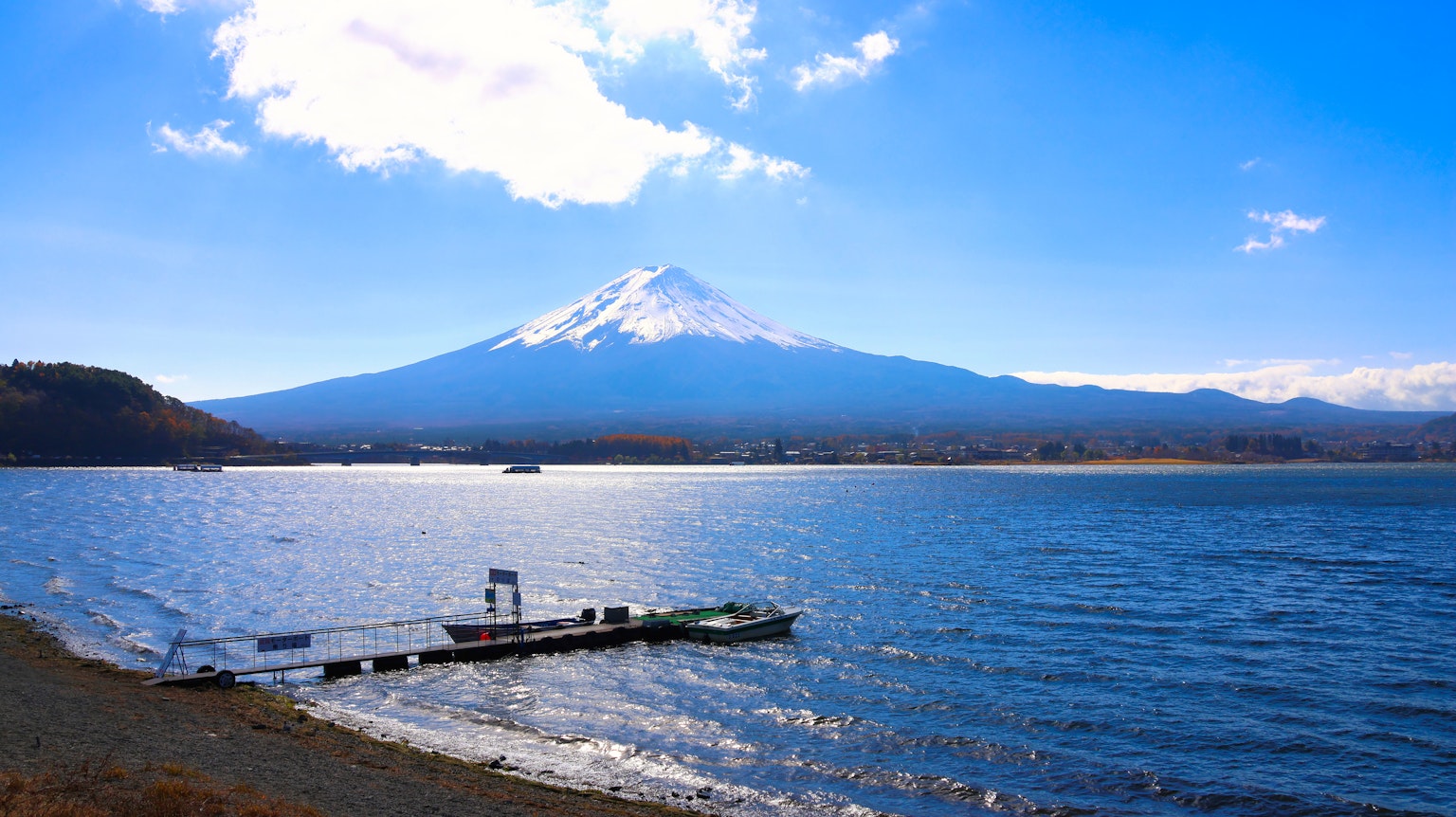 晴朗天空下富士山在水面上的美麗倒影