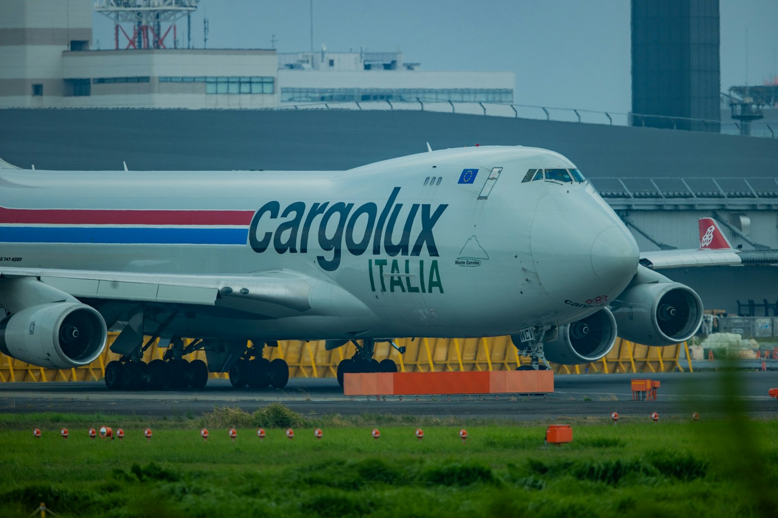 Tampilan samping pesawat kargo Cargolux Italia di bandara
