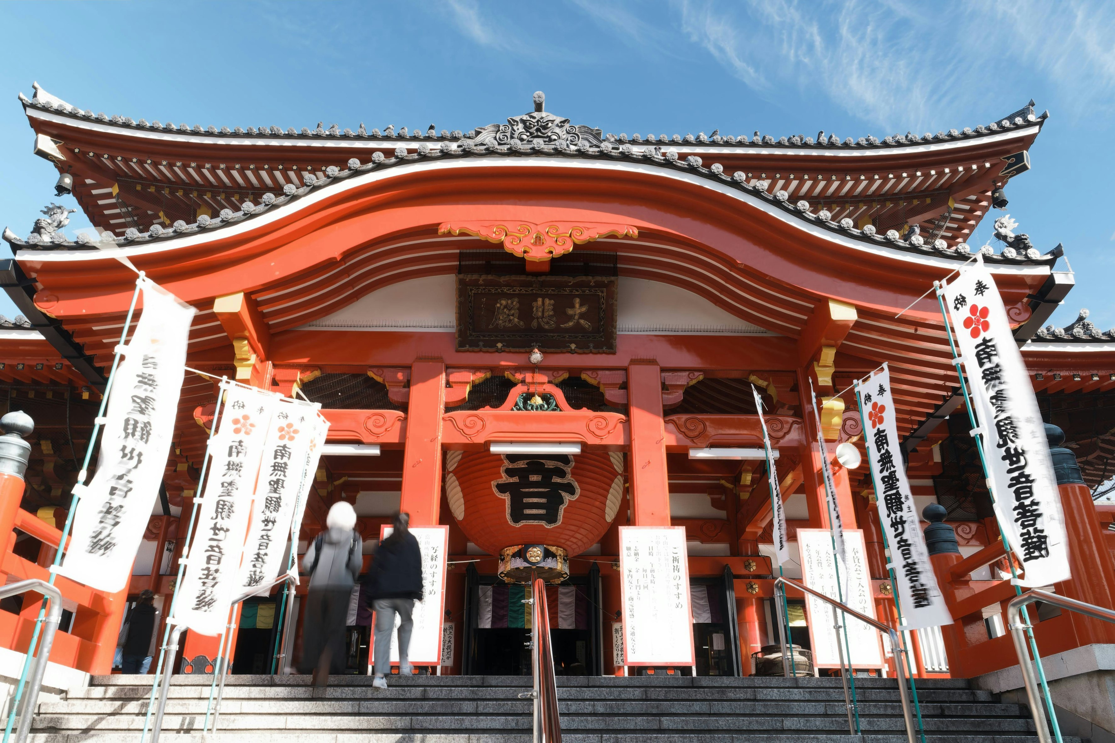 大須観音の朱色の門と提灯が並ぶ参道の風景