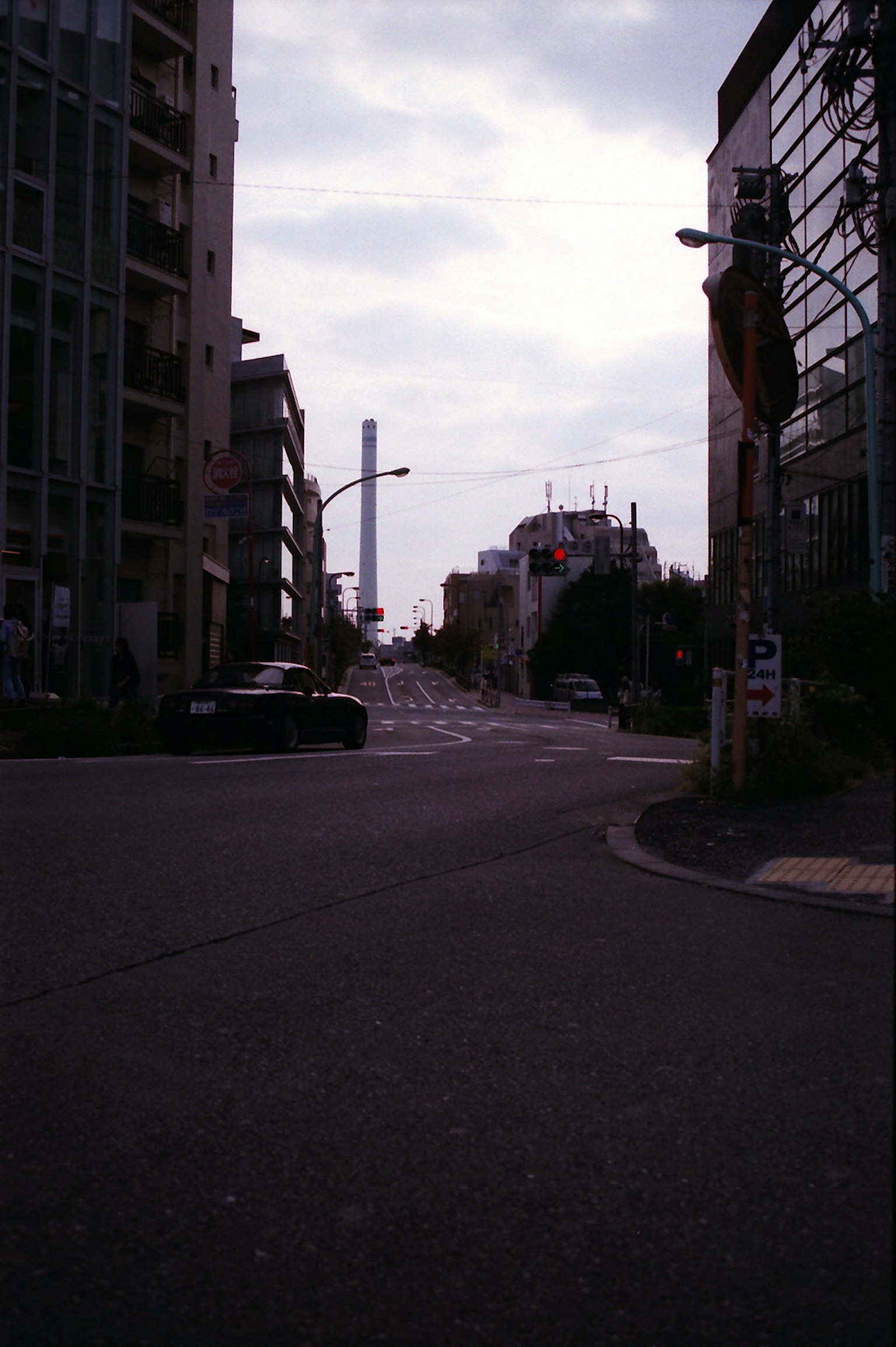 阴云密布的街角景观建筑沿街而立汽车驶过