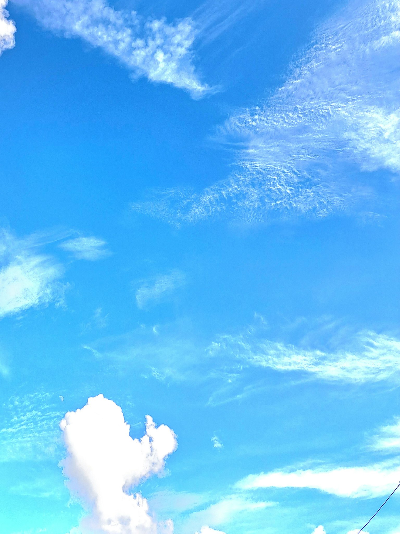 Belle vue du ciel bleu avec des nuages blancs
