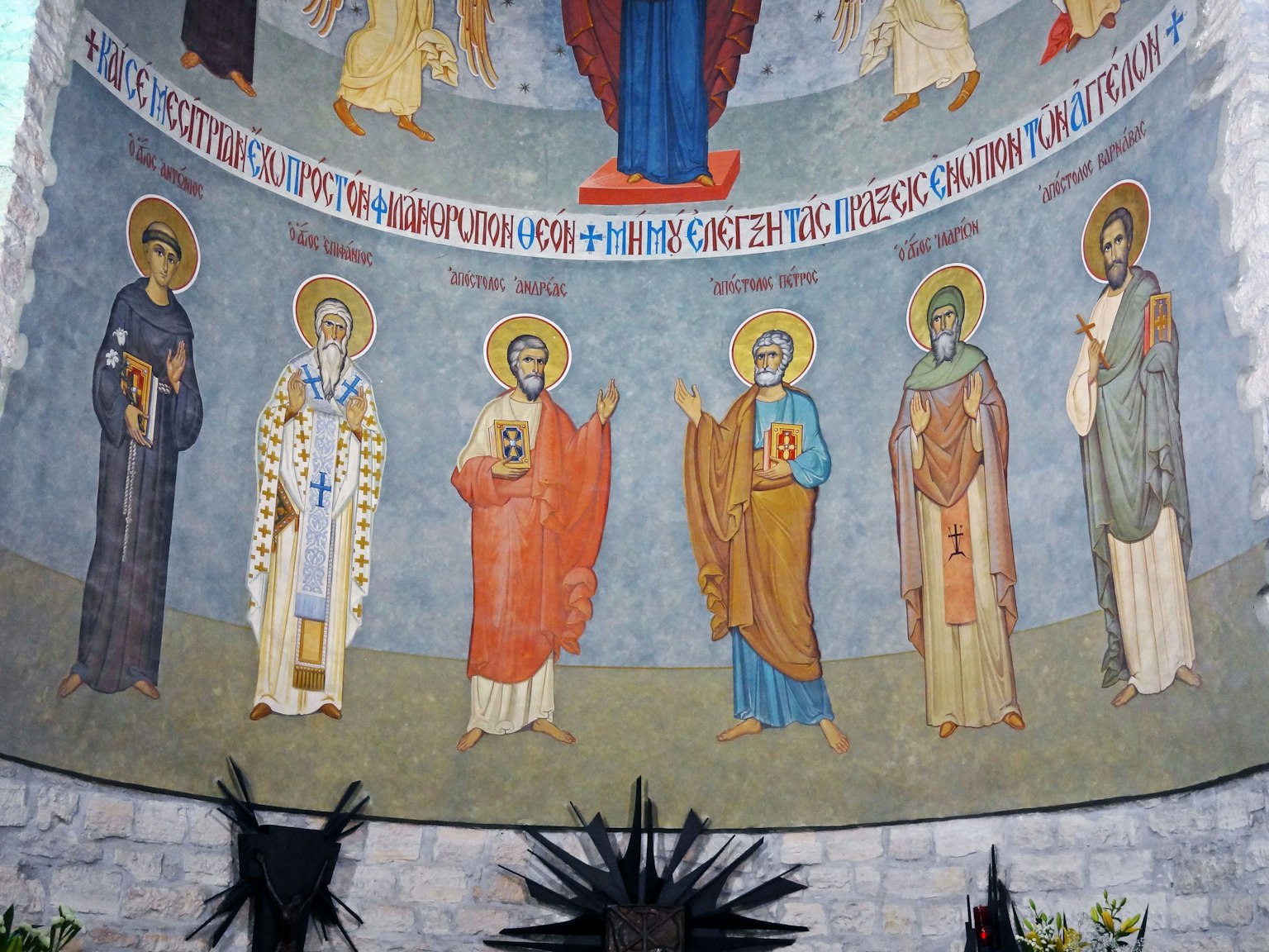 Vista interna di una chiesa con affreschi di santi