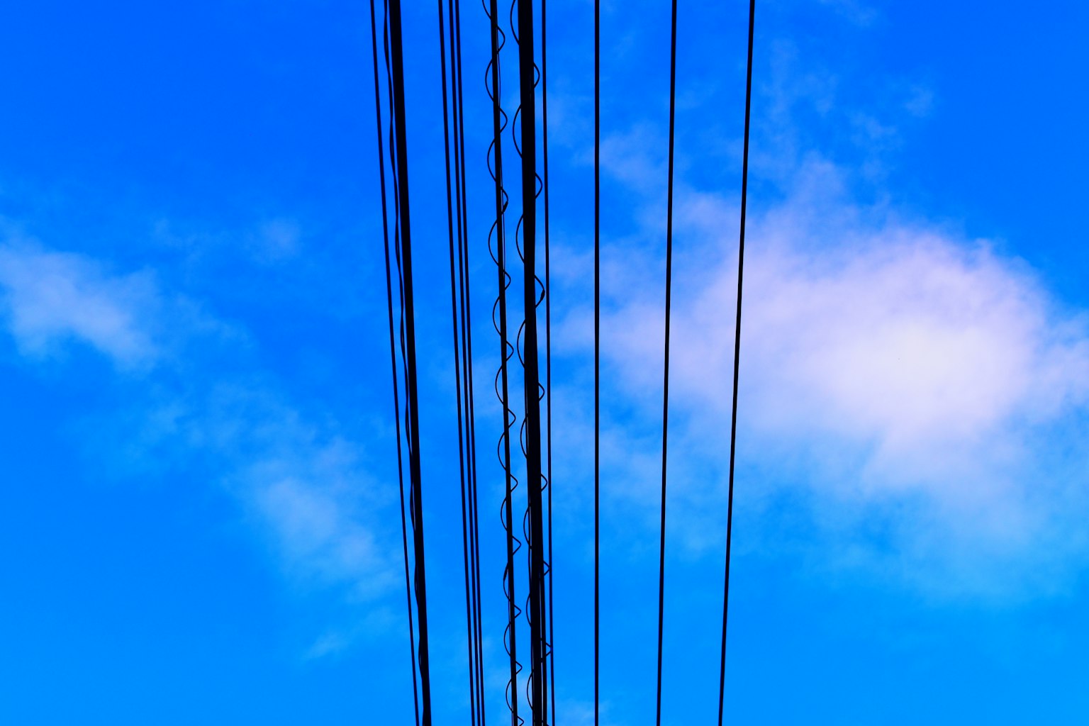 Gambar kabel listrik di latar belakang langit biru