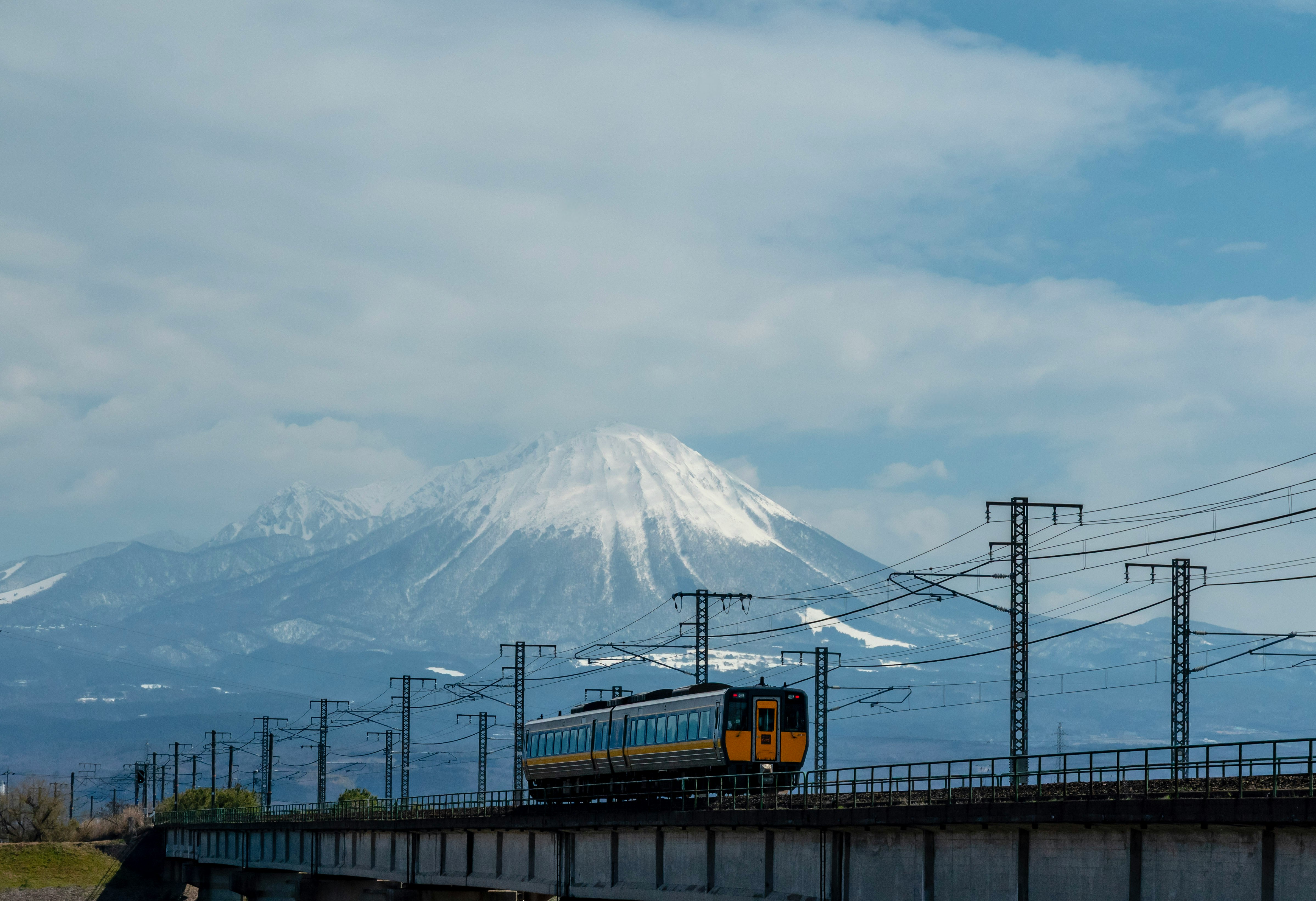 伯耆大山を望む山麓を走る特急列車の風景