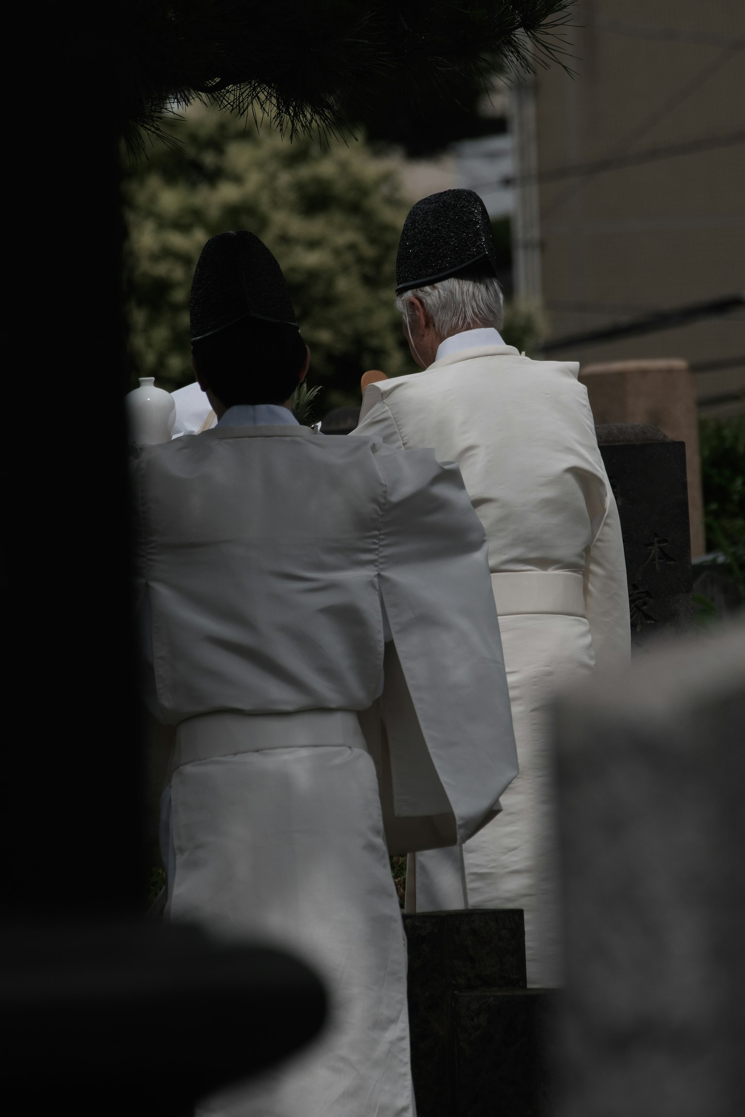 흰 옷을 입은 사제들이 등을 돌리고 있는 장면