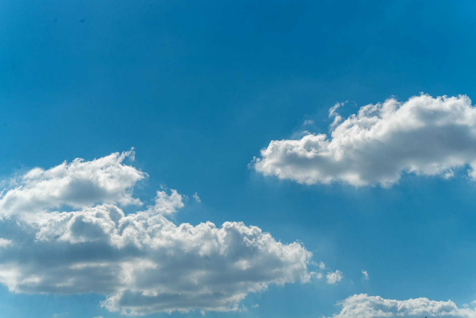 Un paesaggio di nuvole bianche che fluttuano in un cielo blu