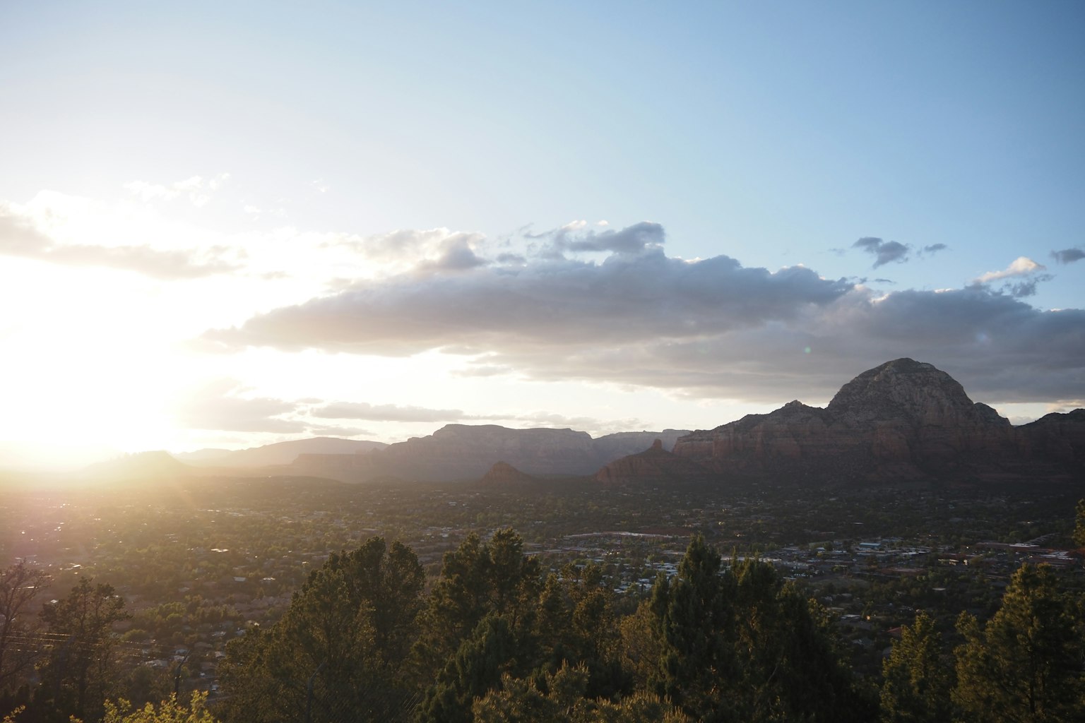 Pemandangan matahari terbenam yang indah di atas pegunungan Sedona dengan awan