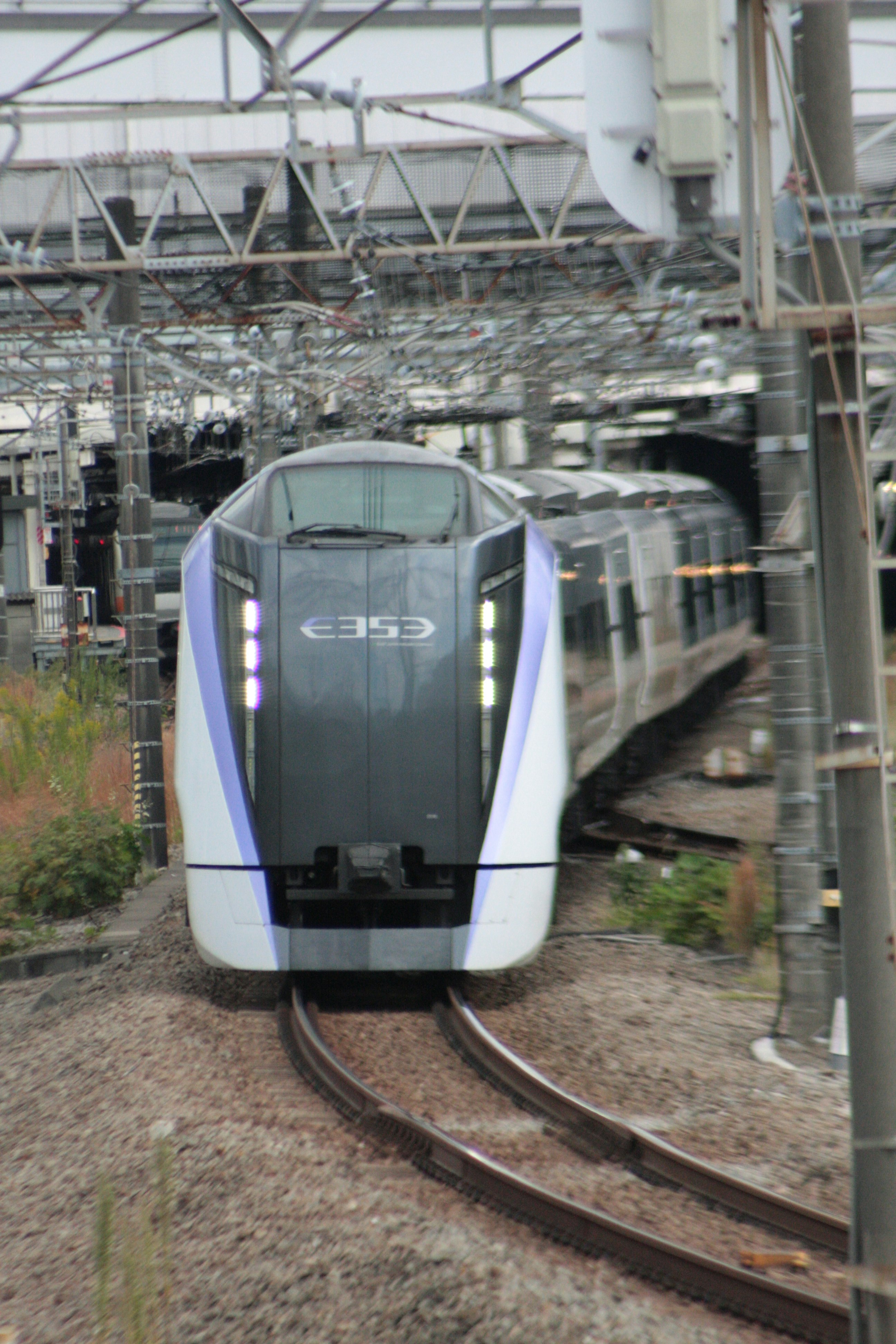 現代高速列車在鐵軌上行駛的正面影像