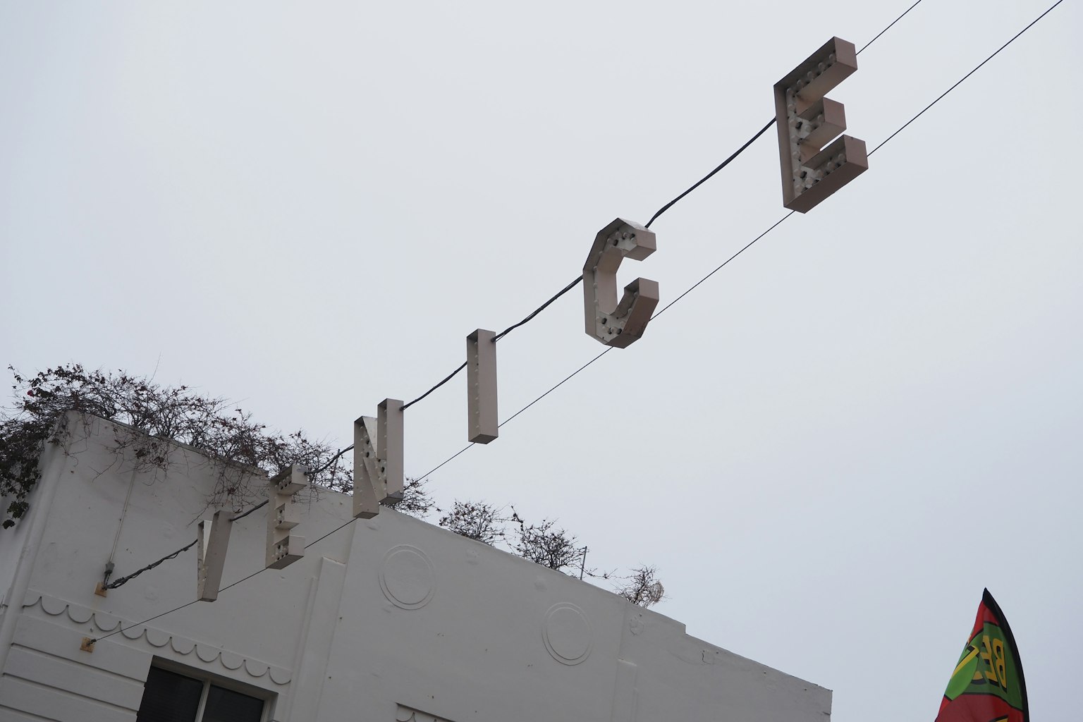 Lettres vintage suspendues au-dessus d'un bâtiment blanc