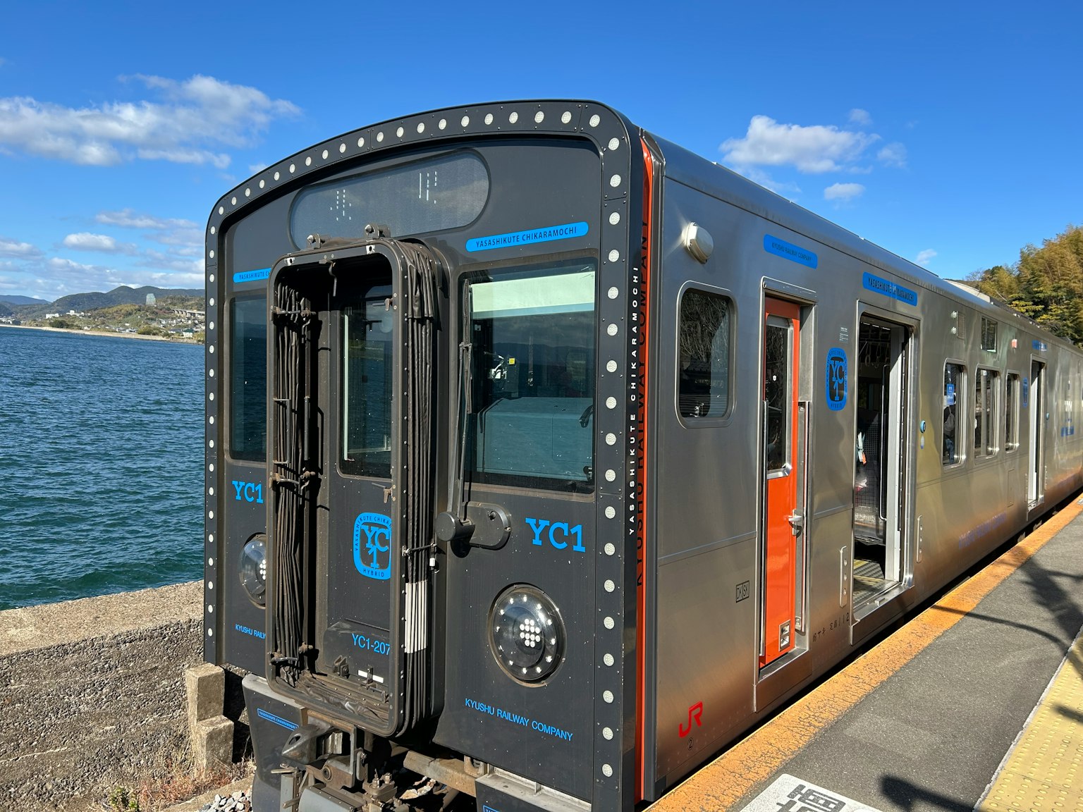 Schwarzer Zugwagen, der am Meer parkt