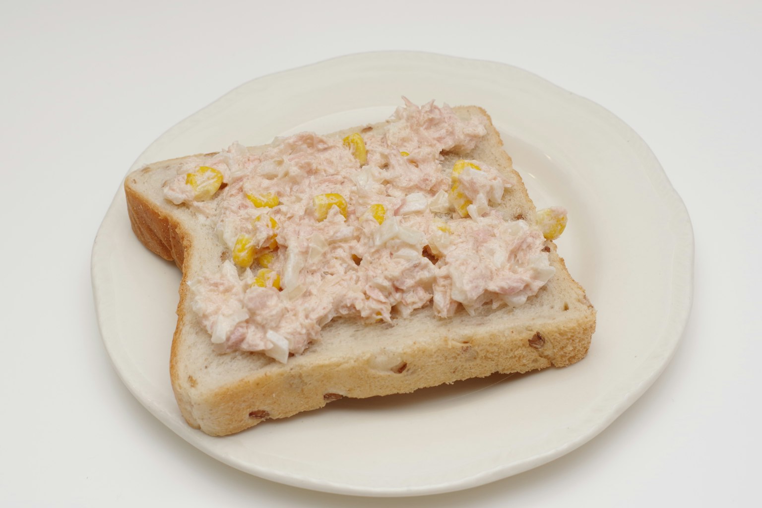 Toast con ripieno di tonno e mais