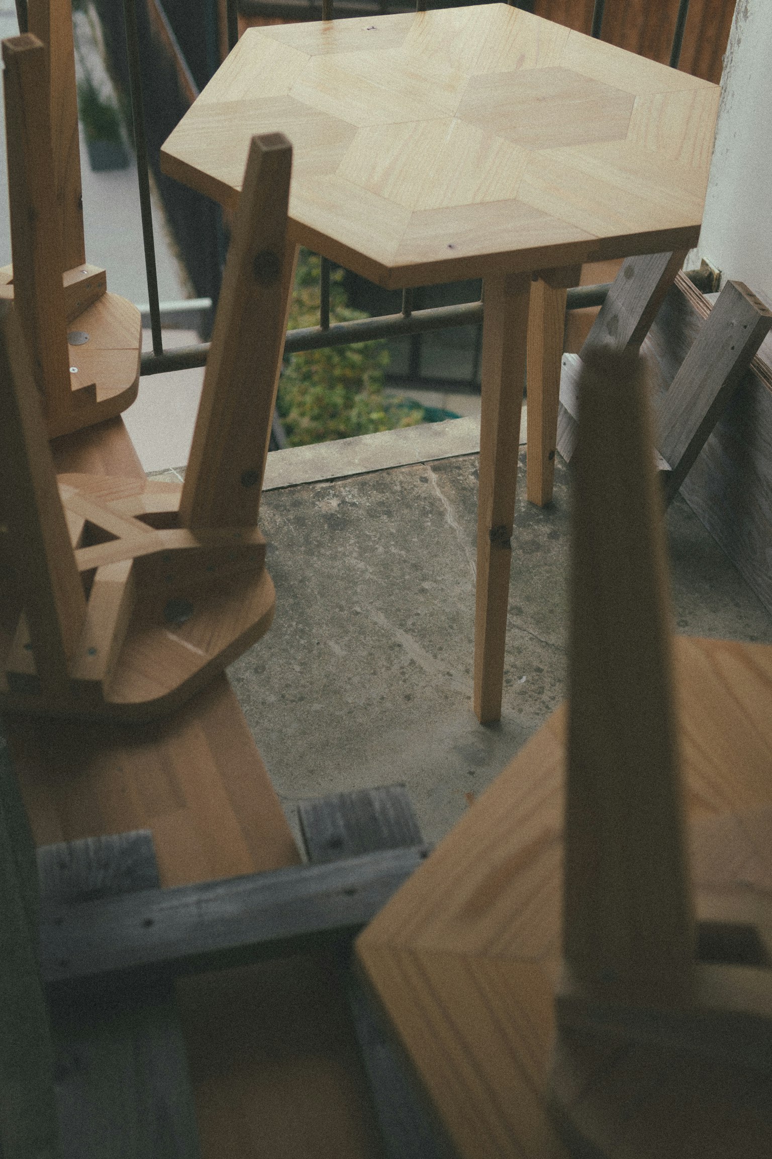 Scena con tavolo e sedie in legno capovolti