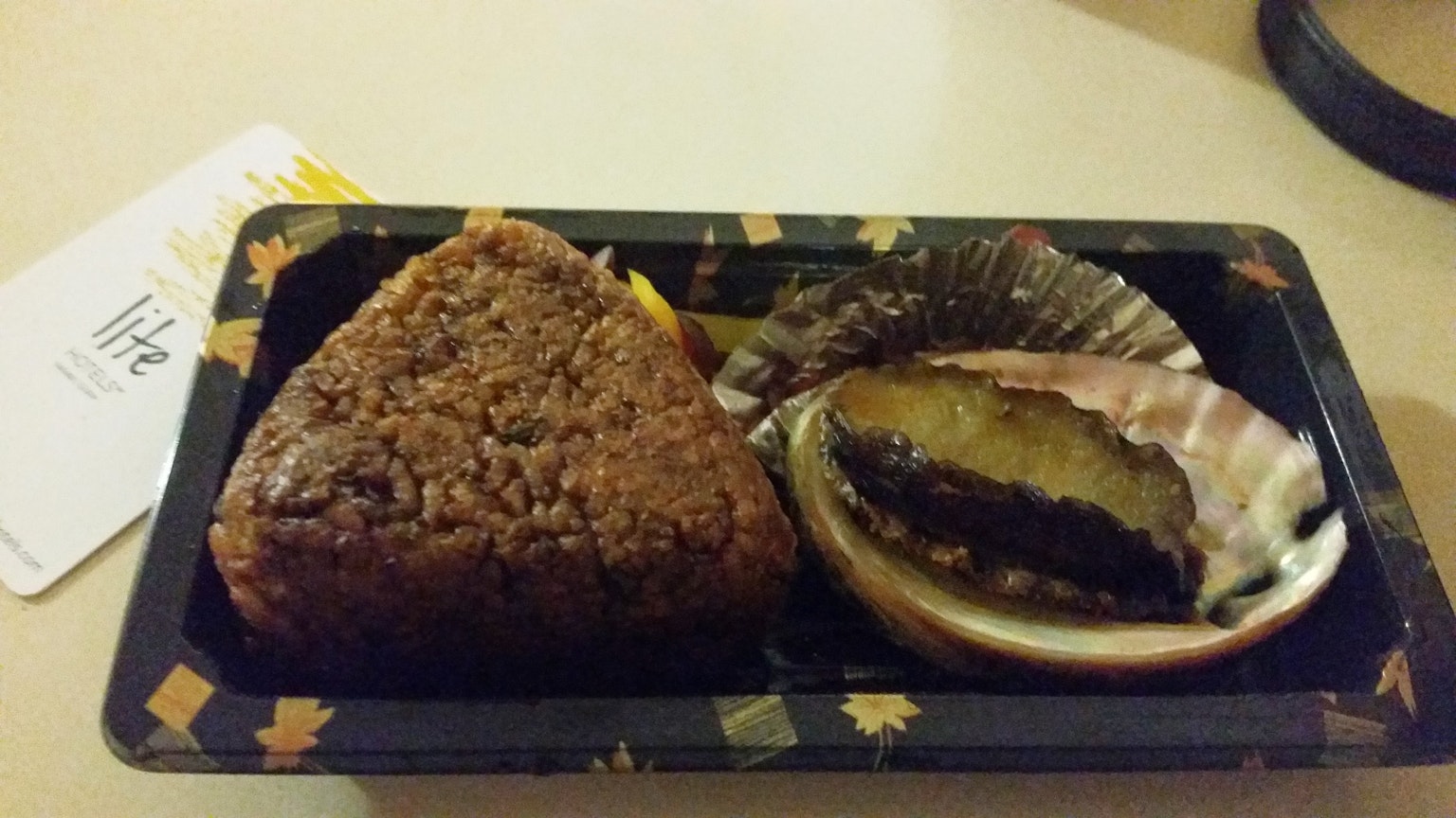 Un vassoio con un dessert dolce e un dessert a forma di conchiglia