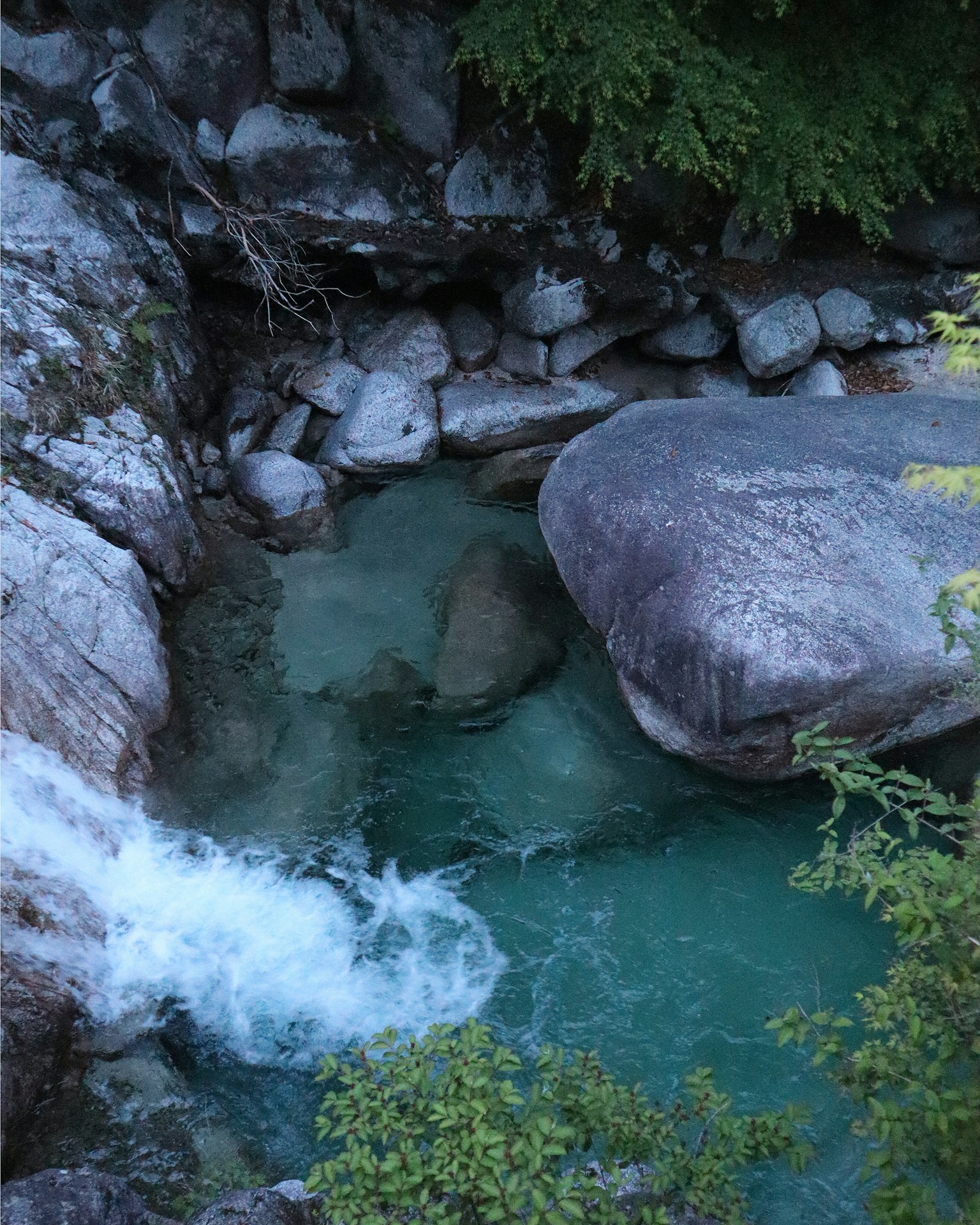 Una vista panoramica di un fiume con acqua cristallina e una grande roccia