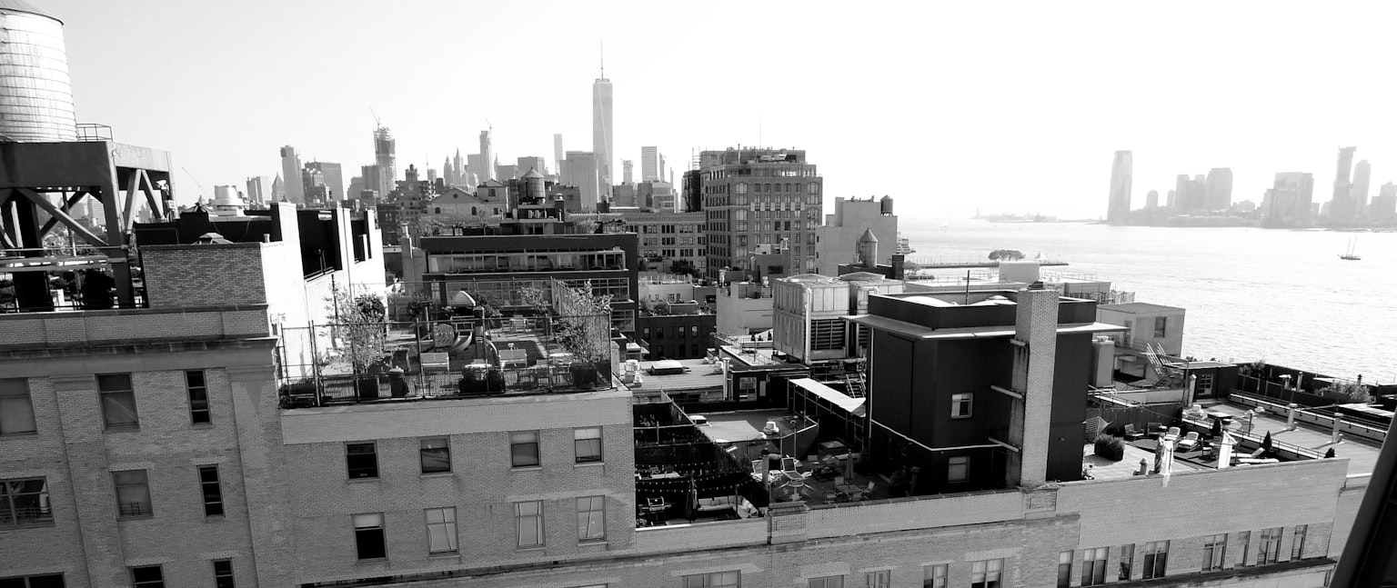 Paisaje urbano en blanco y negro con el horizonte de Nueva York