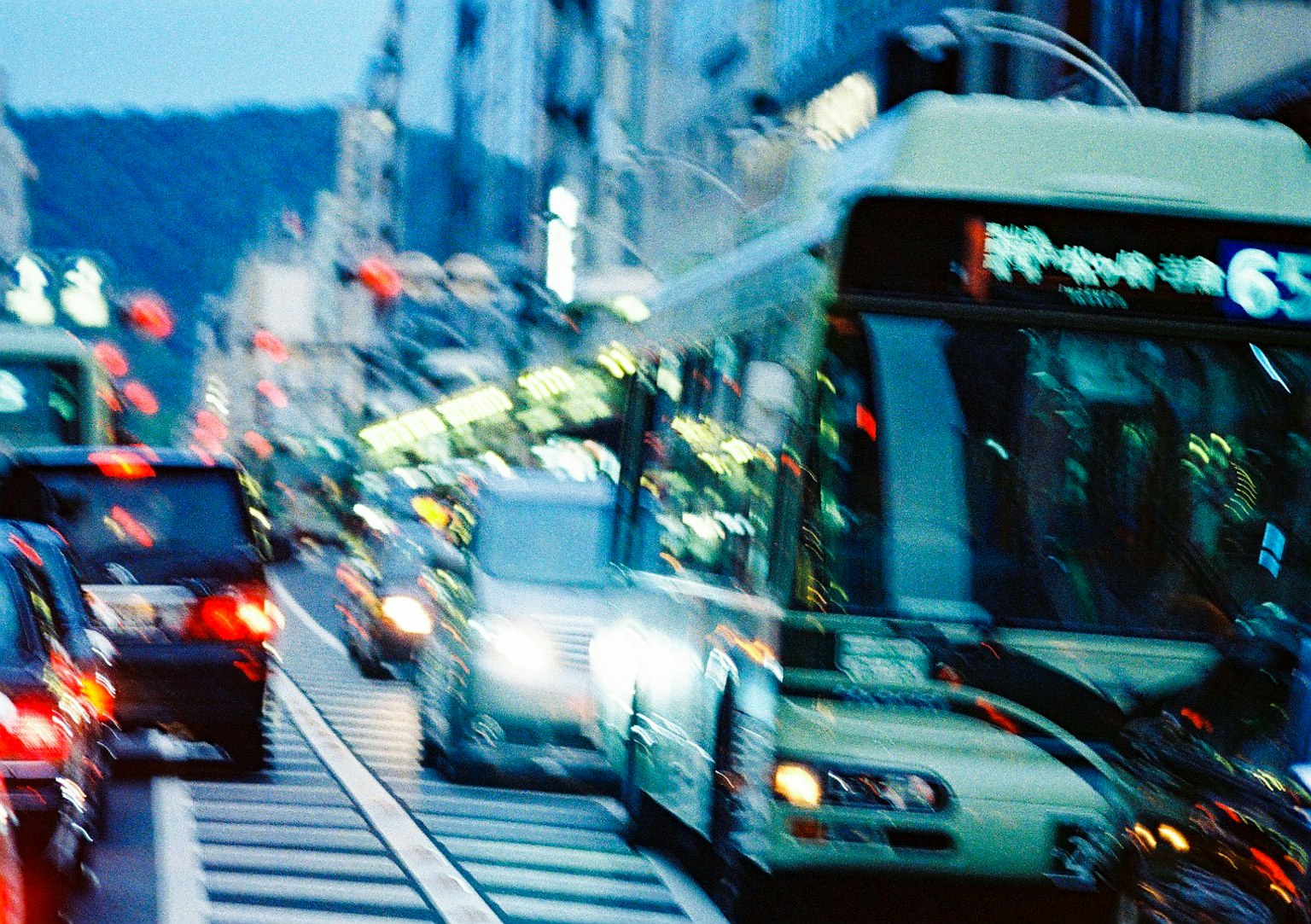 Scène de circulation avec un bus et des voitures dans une rue de la ville
