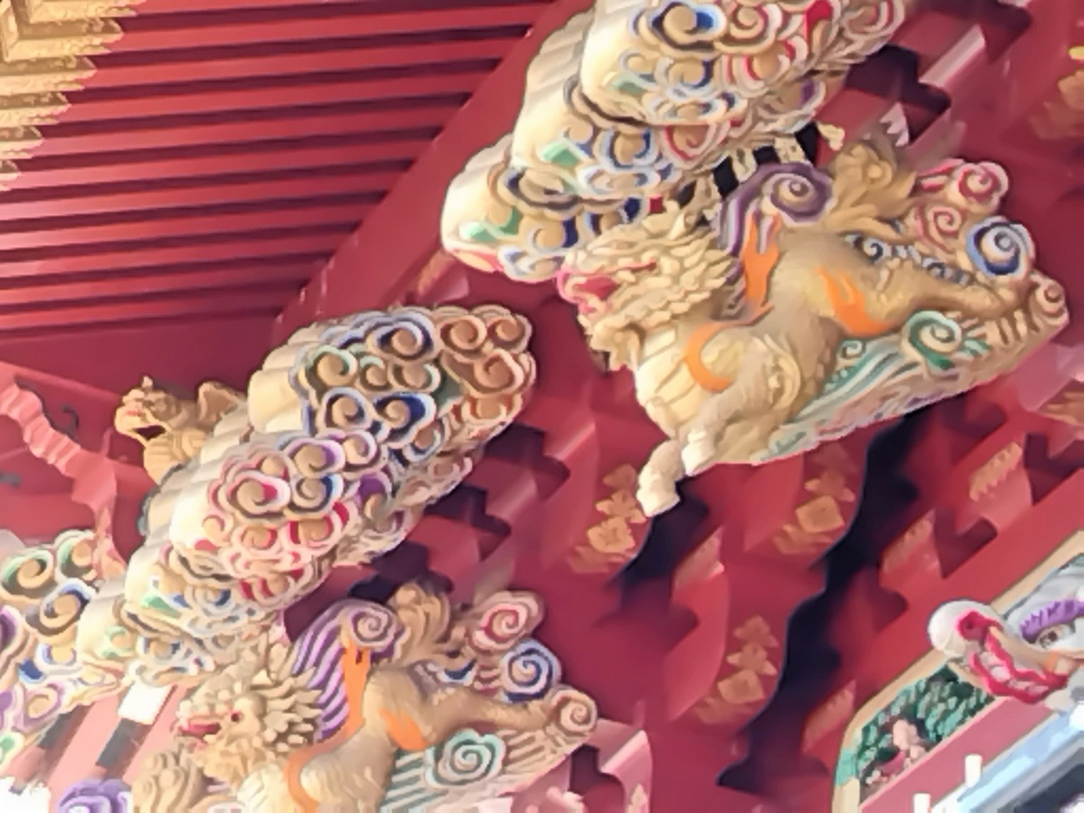 紅色背景上的裝飾性雲和獅子雕塑