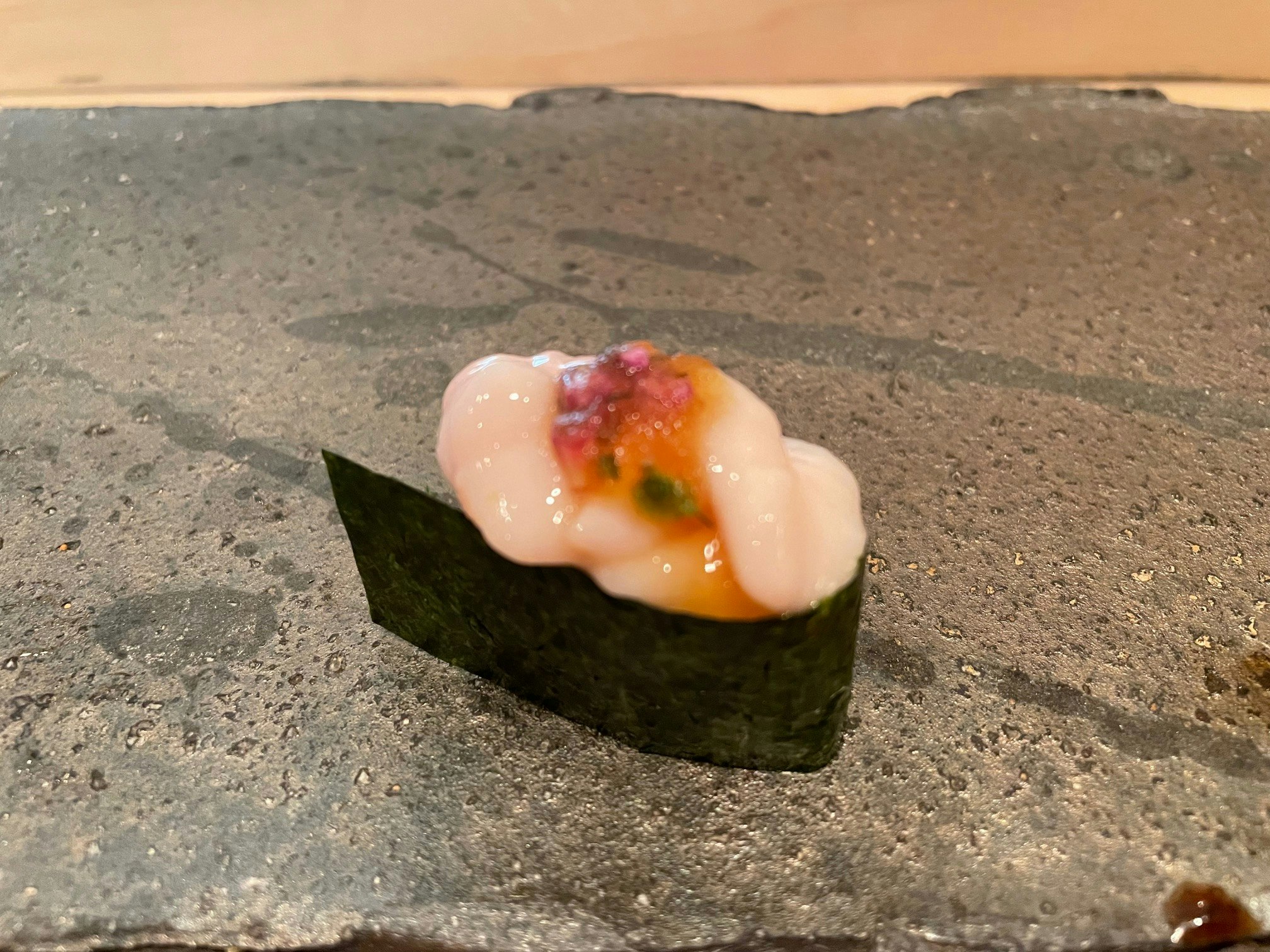 白色魚肉配紅色醬汁的壽司握壽司
