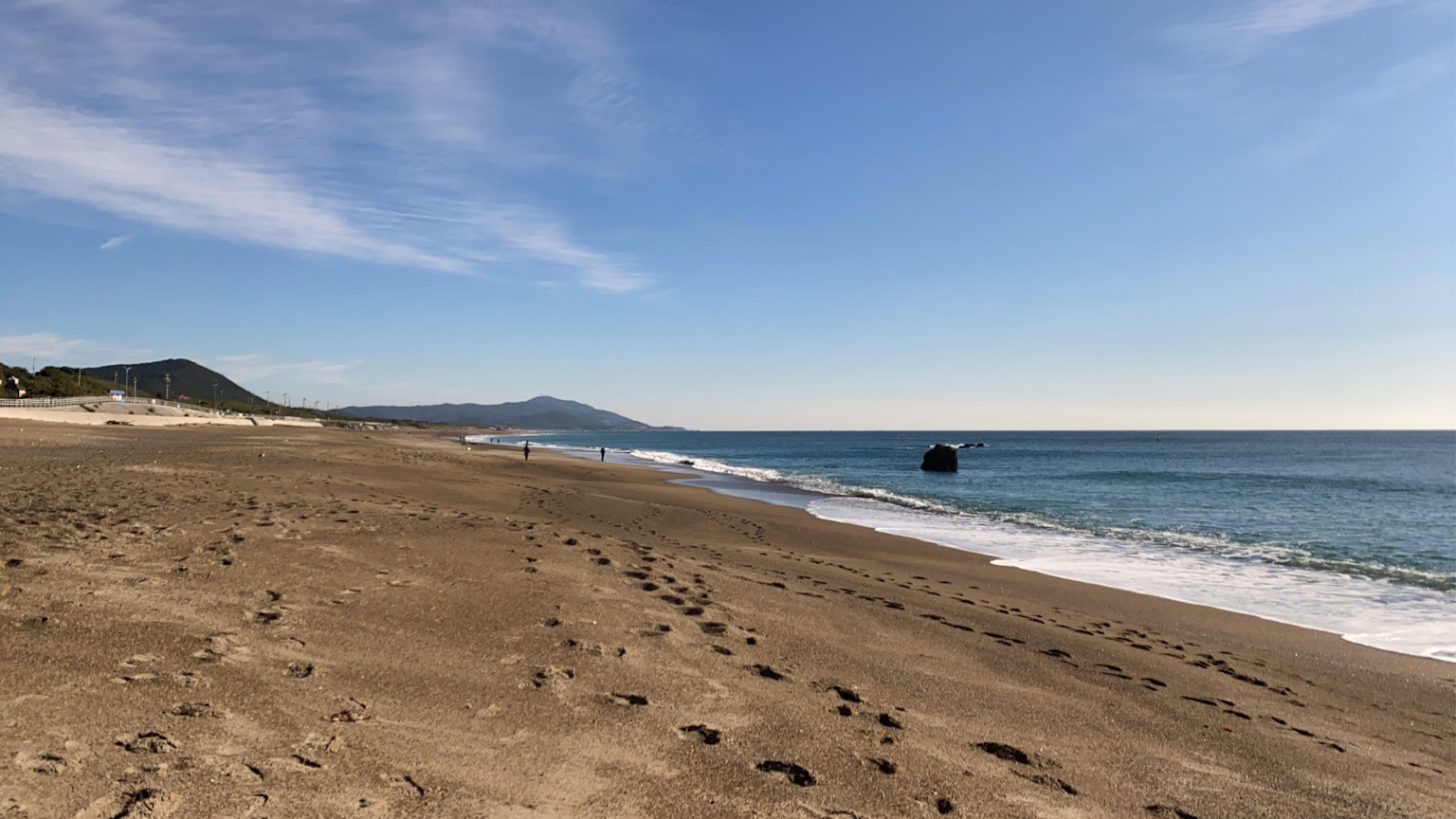 青い海と砂浜の風景 足跡が残る砂浜と穏やかな波