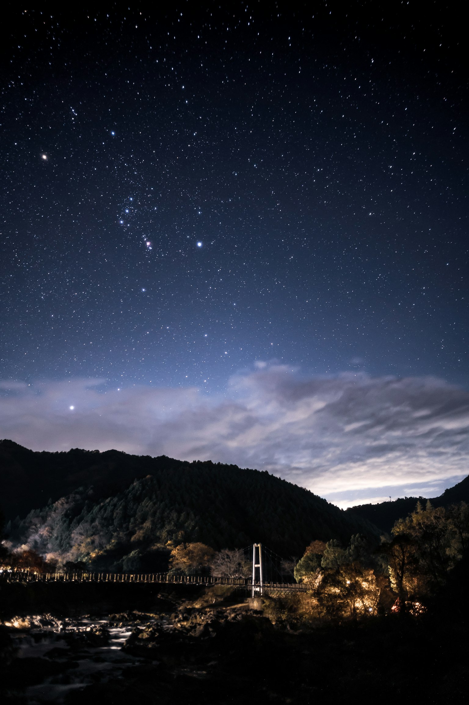 星空下的山脉 可见星星和云