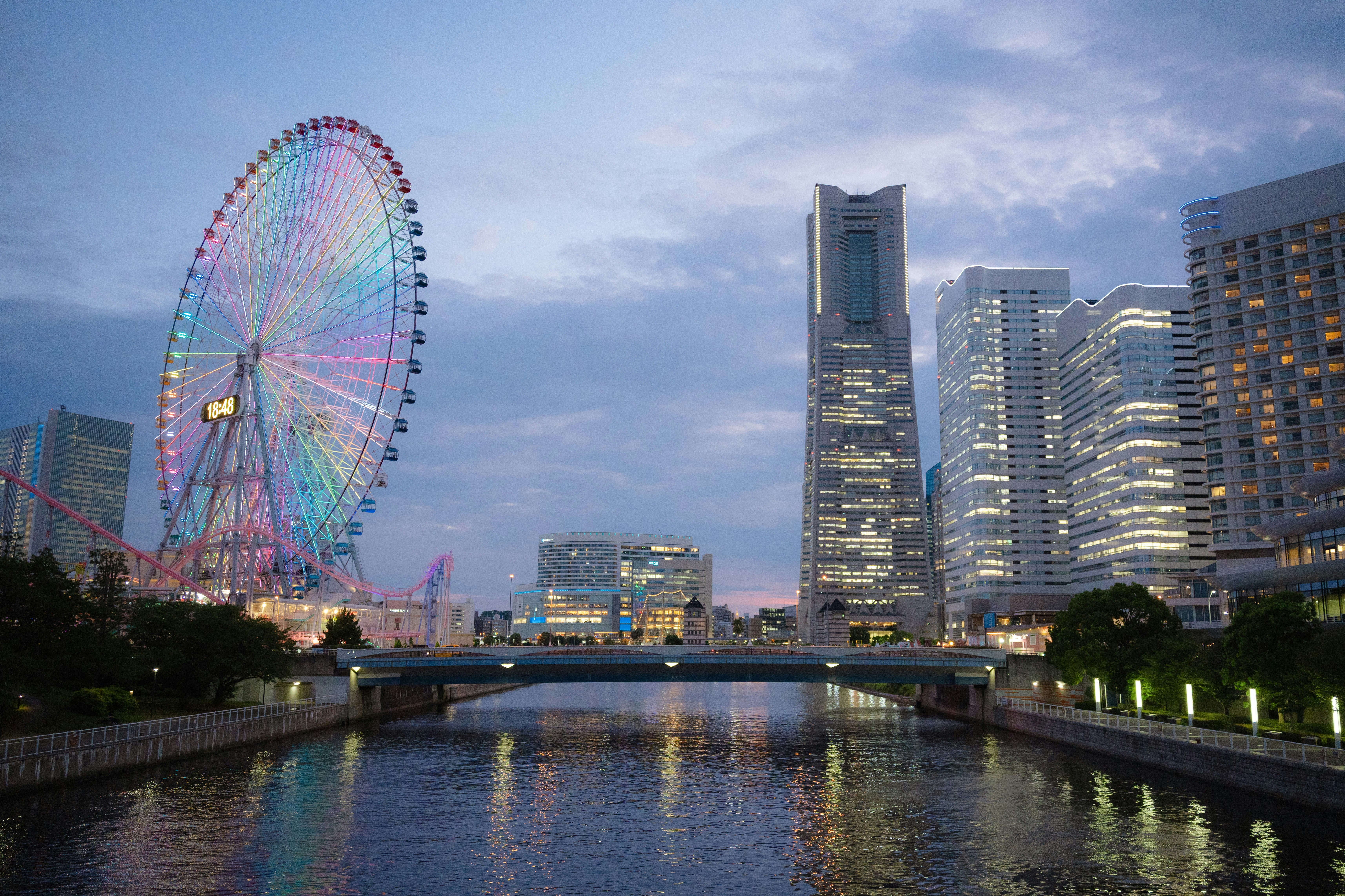横浜の夜景に浮かぶ観覧車とみなとみらいの高層ビル群