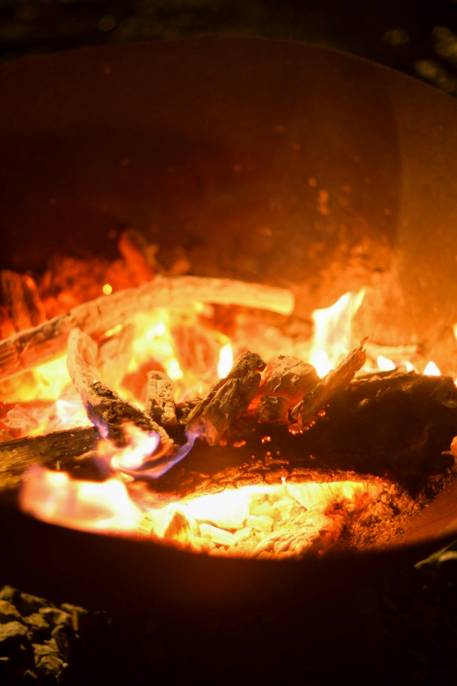 焚き火の炎が燃え盛る様子と温かい光
