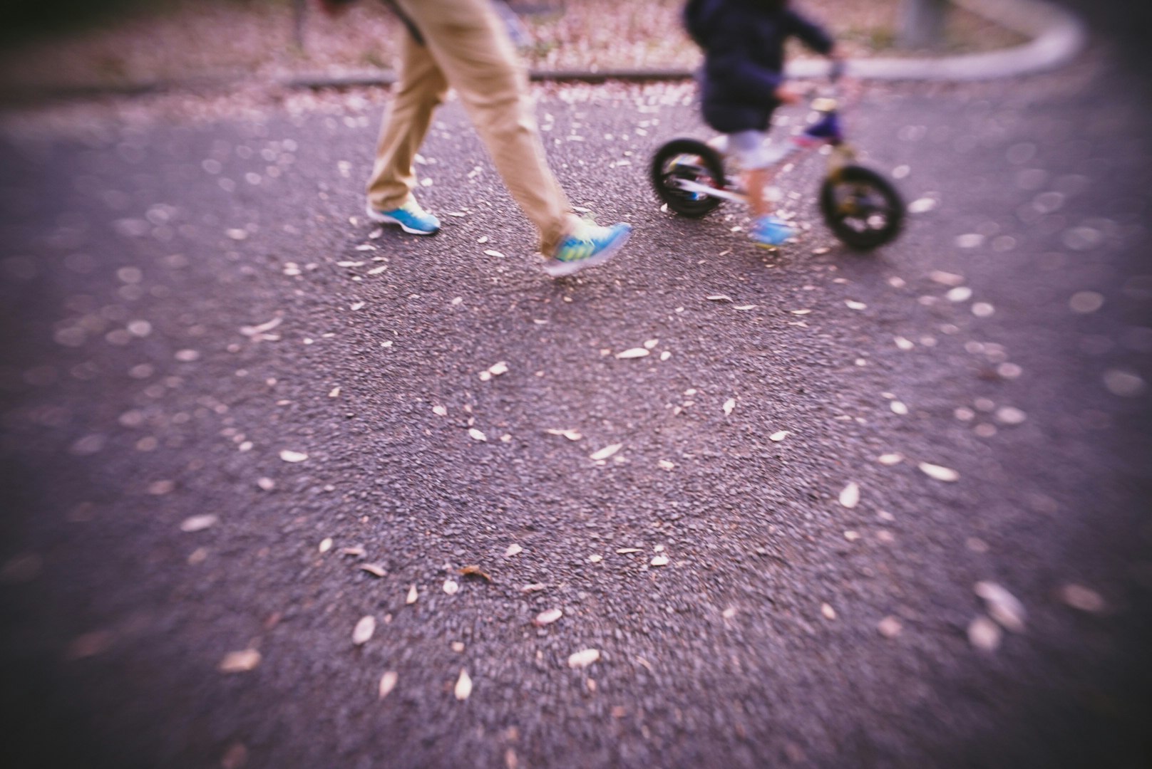 路上で遊ぶ子どもと自転車のある遊び場