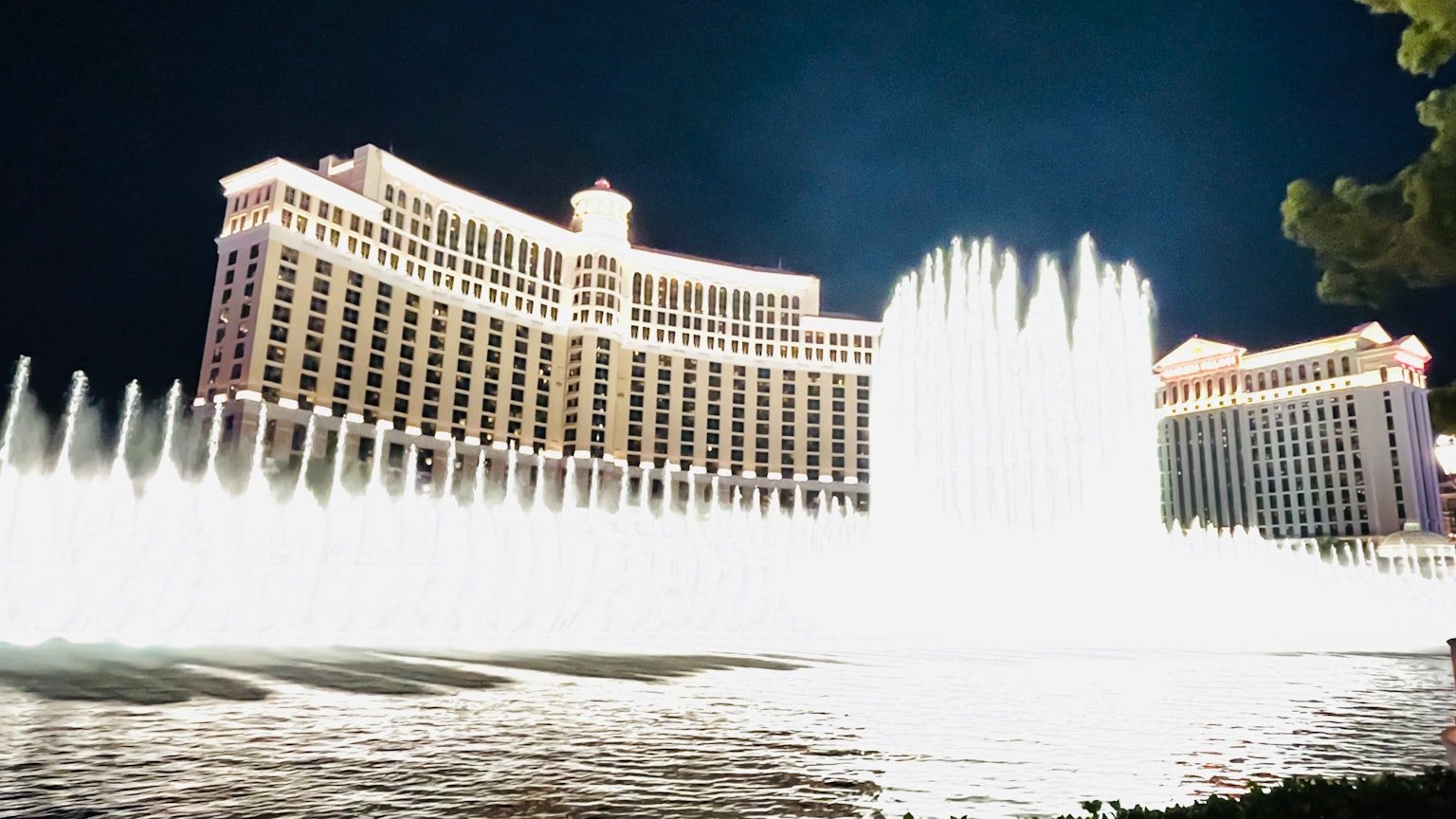 Bellissima vista dello spettacolo delle fontane dell'hotel Bellagio di notte