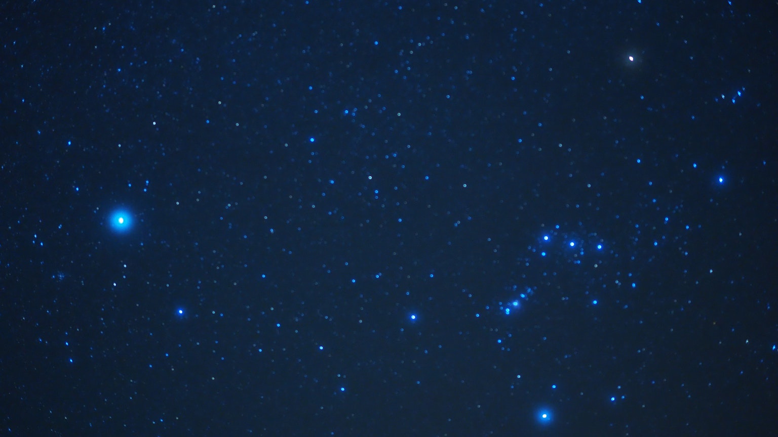 在深藍色夜空中散落的星星