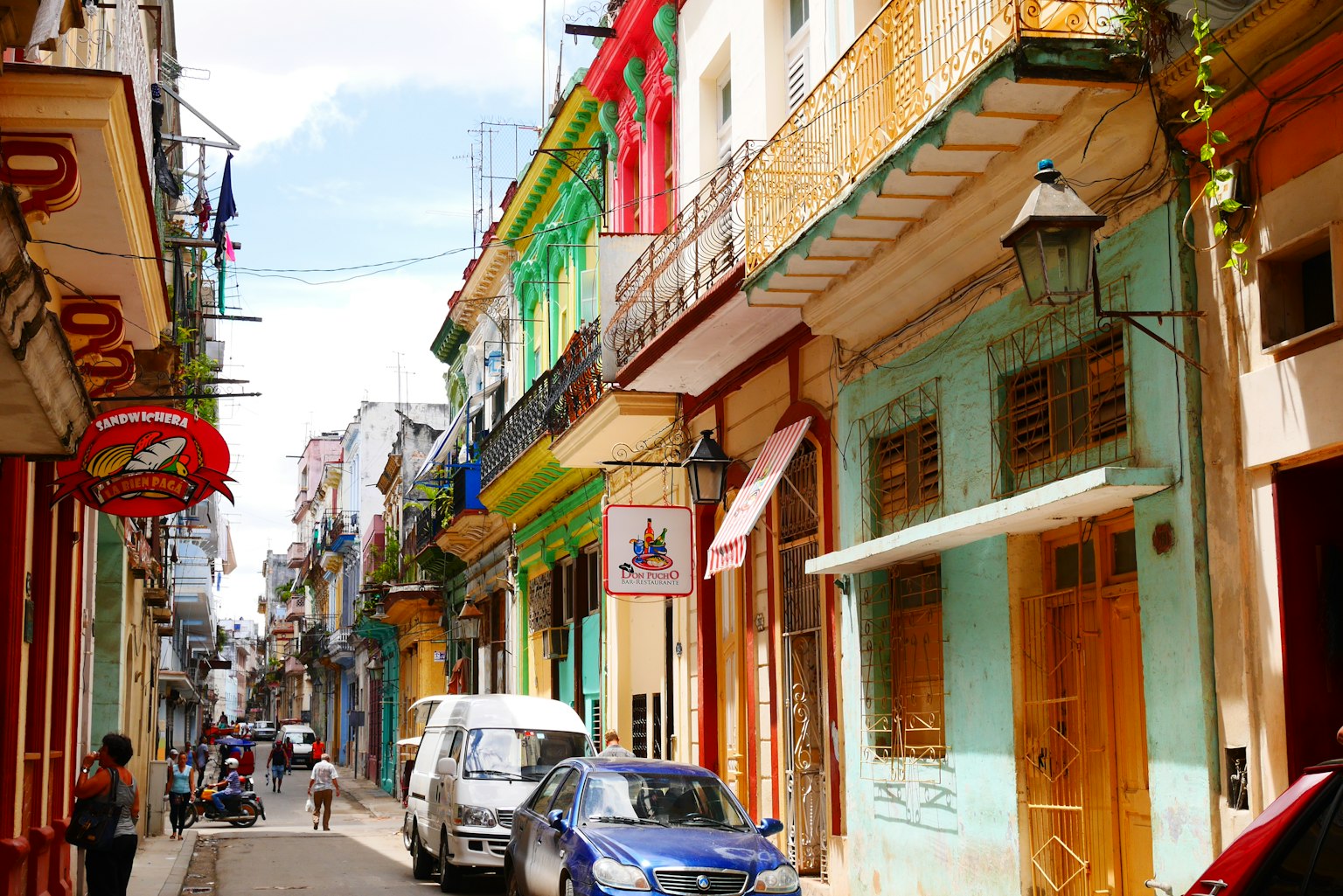 Bunte Gebäude entlang einer Straße in Havanna