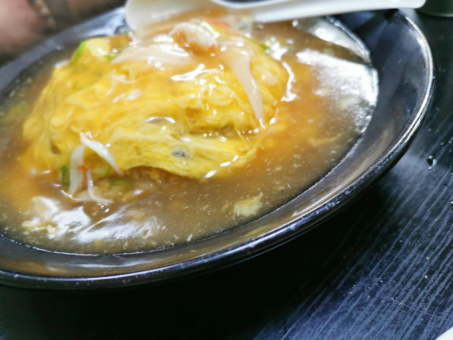 Un plato de tortilla servido en un caldo sabroso