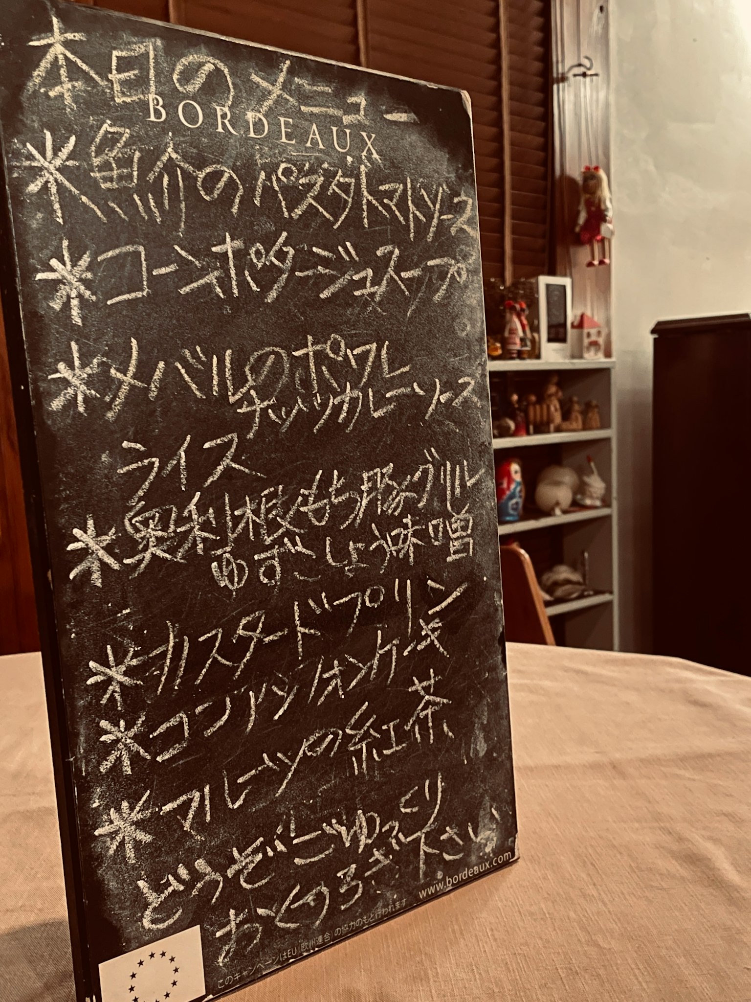Un tableau noir affichant les éléments du menu dans un cadre de restaurant décontracté
