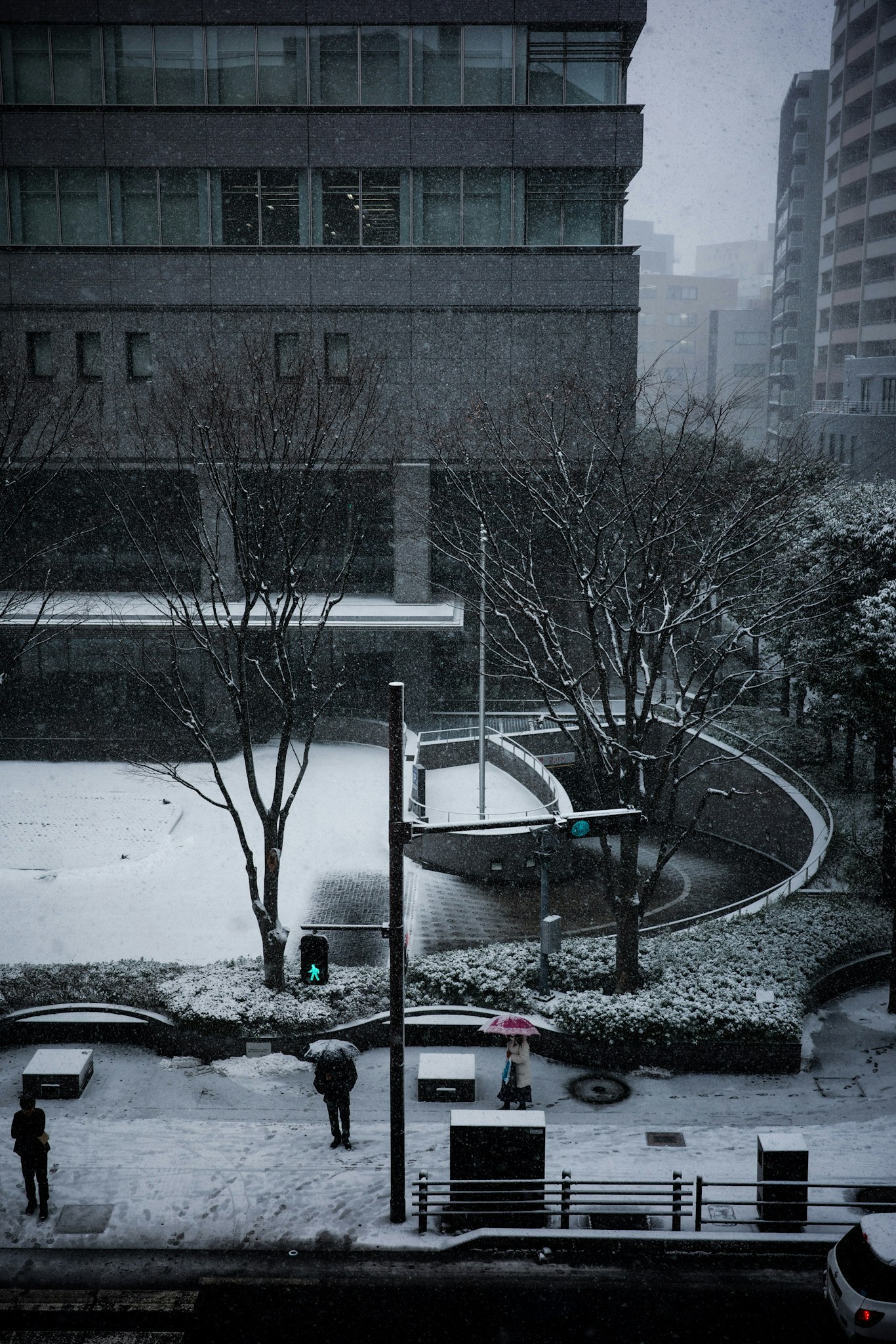 雪の降る都市の中庭と歩道