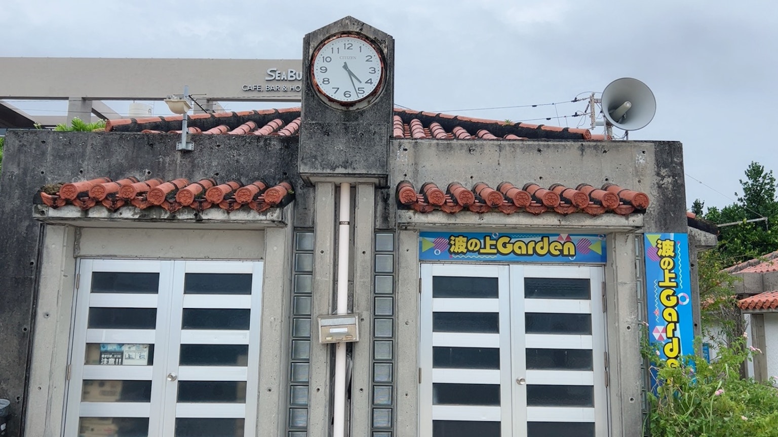 Facciata di un edificio con orologio e tetto in tegole