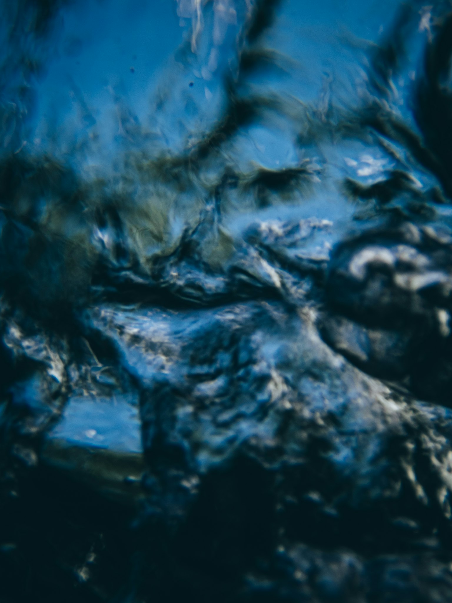 Immagine astratta con motivi e riflessi su una superficie d'acqua blu